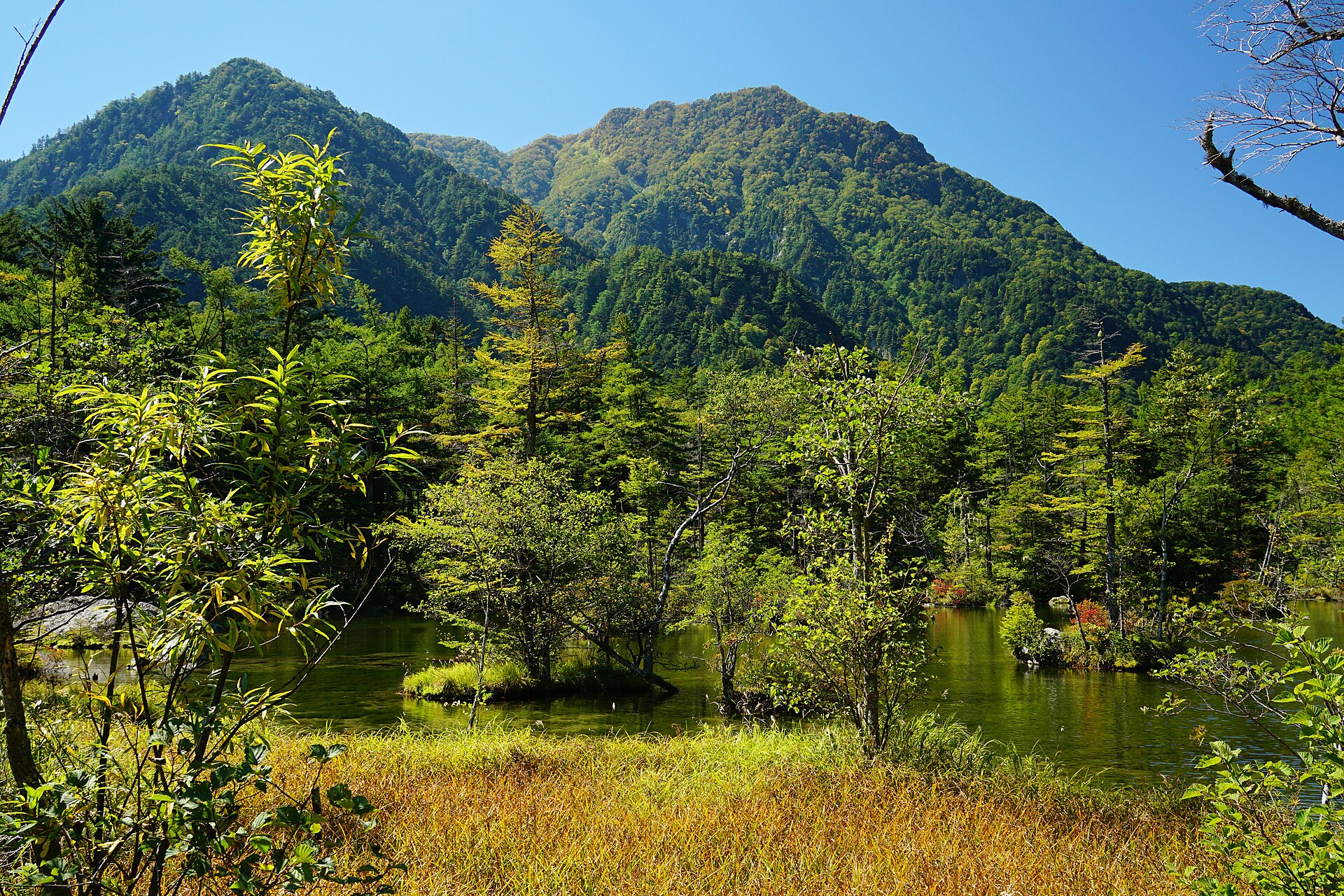 明神池の鏡のような水面と明神岳