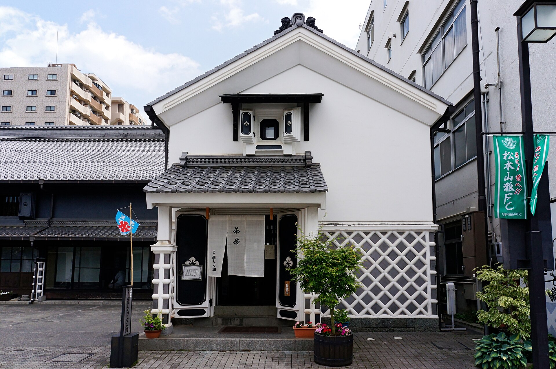 松本・中町通りの白と黒のなまこ壁が続く通り