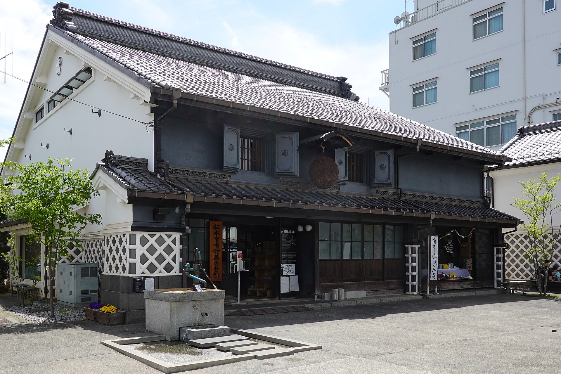 松本・中町通りに建つ中町・蔵シック館の蔵造りの外観