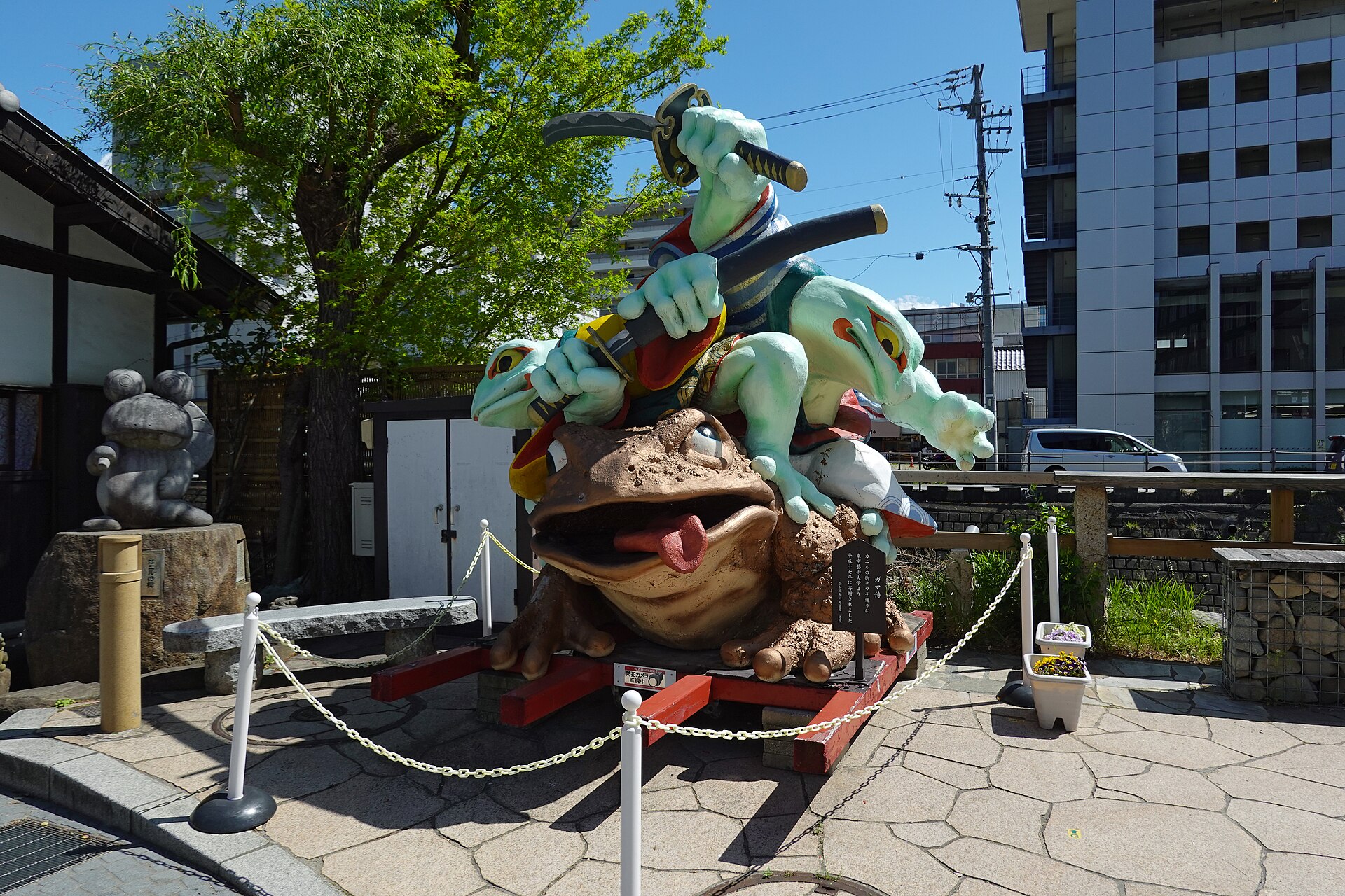 千歳橋のたもとに立つカエルのオブジェ「ガマ侍」