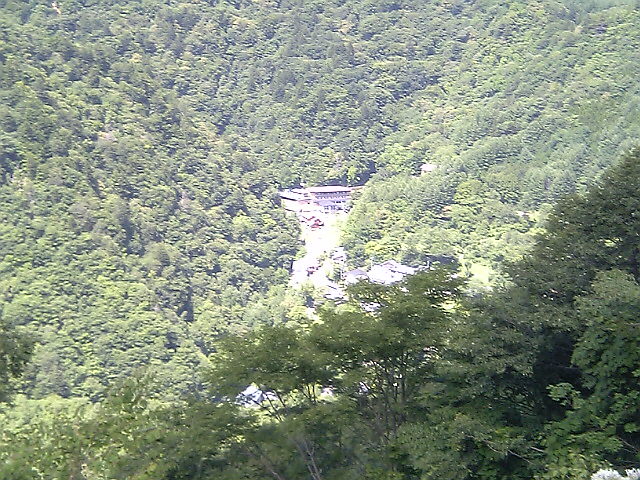 森に沈む白骨温泉の集落の遠景