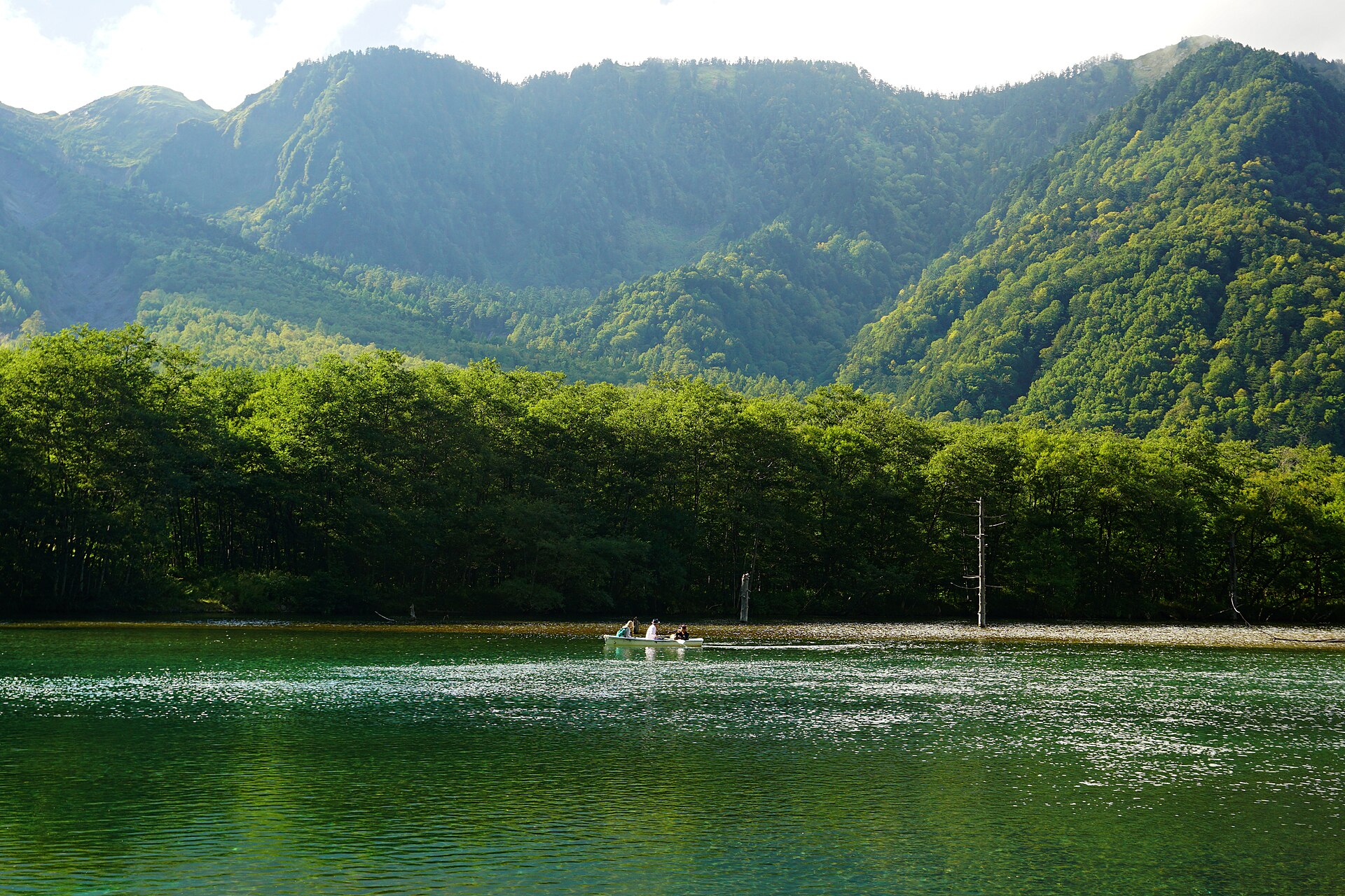 緑に包まれた大正池の水面と小舟