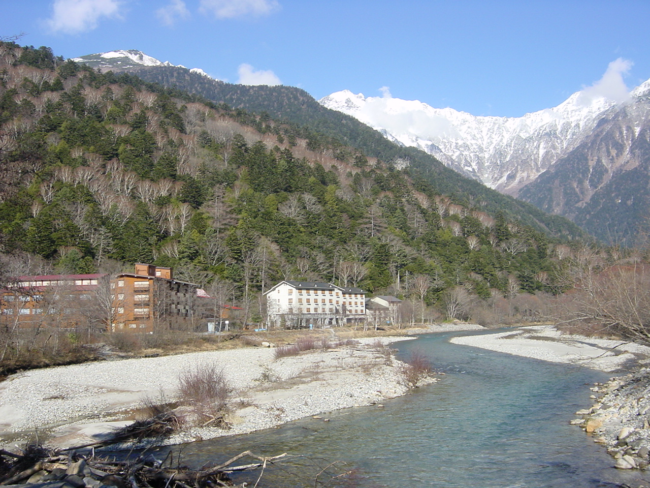 梓川の澄んだ流れと河原