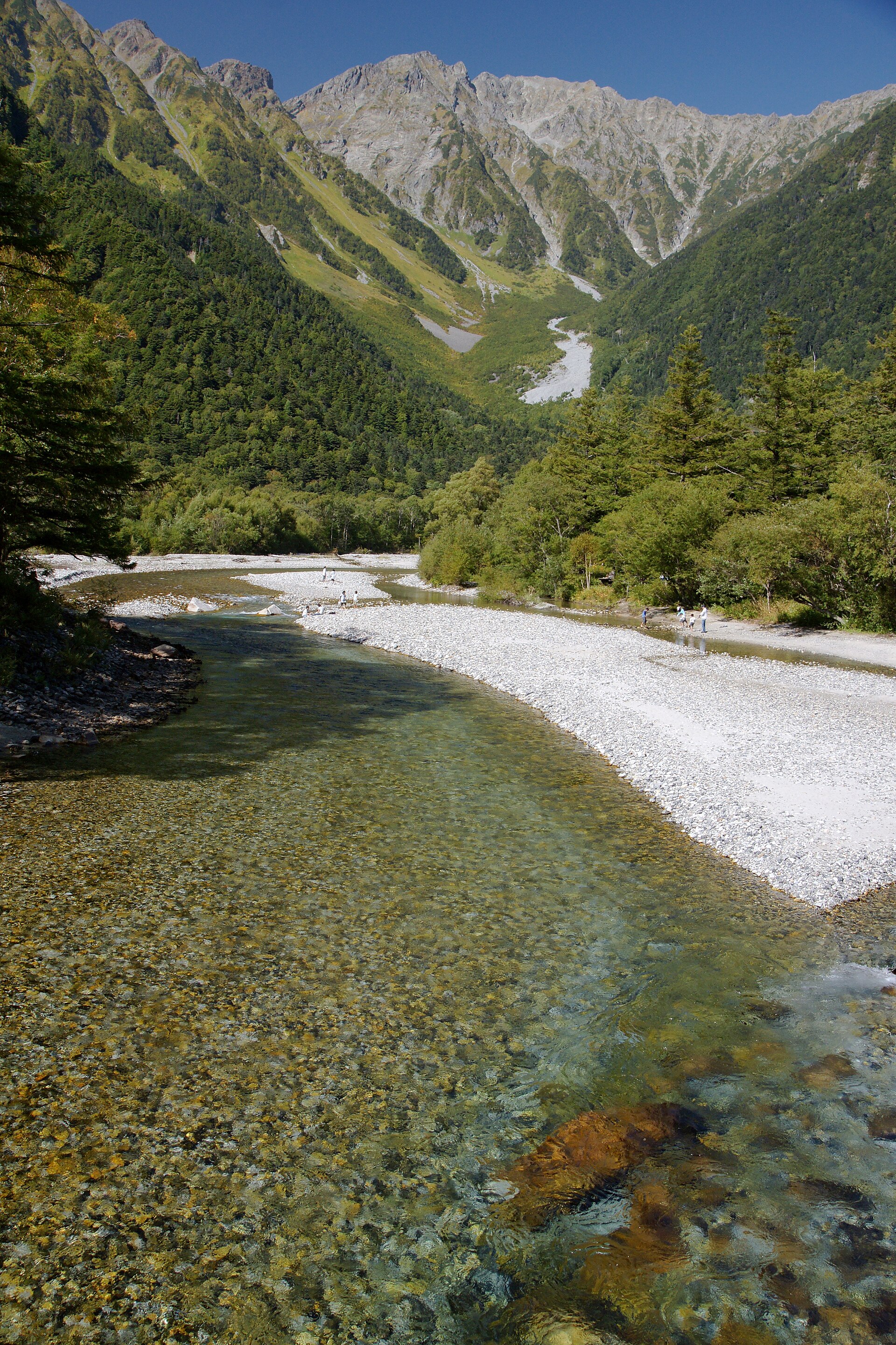 梓川の清流と穂高連峰、白い河原