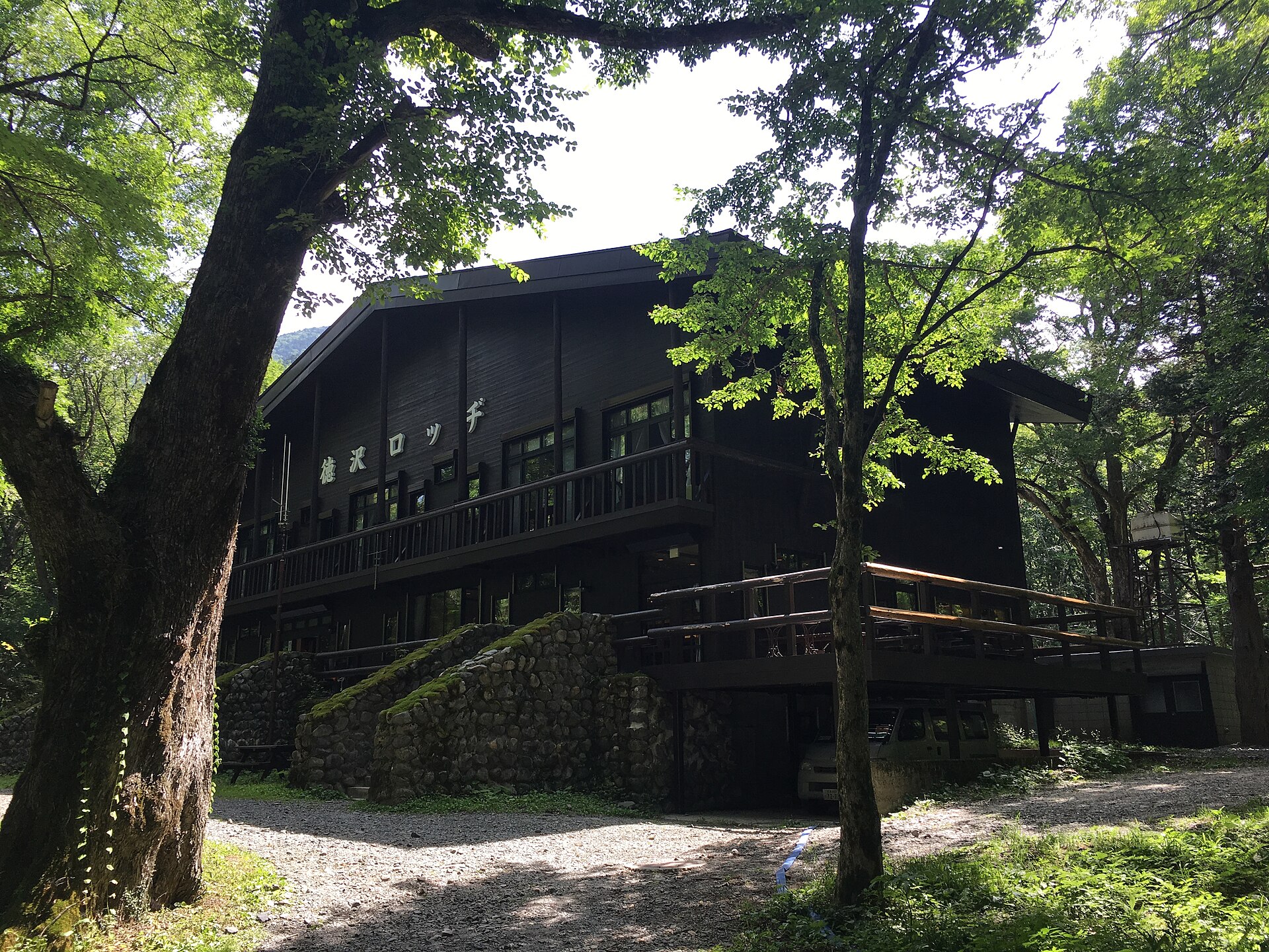 徳沢ロッヂの木造の建物と森