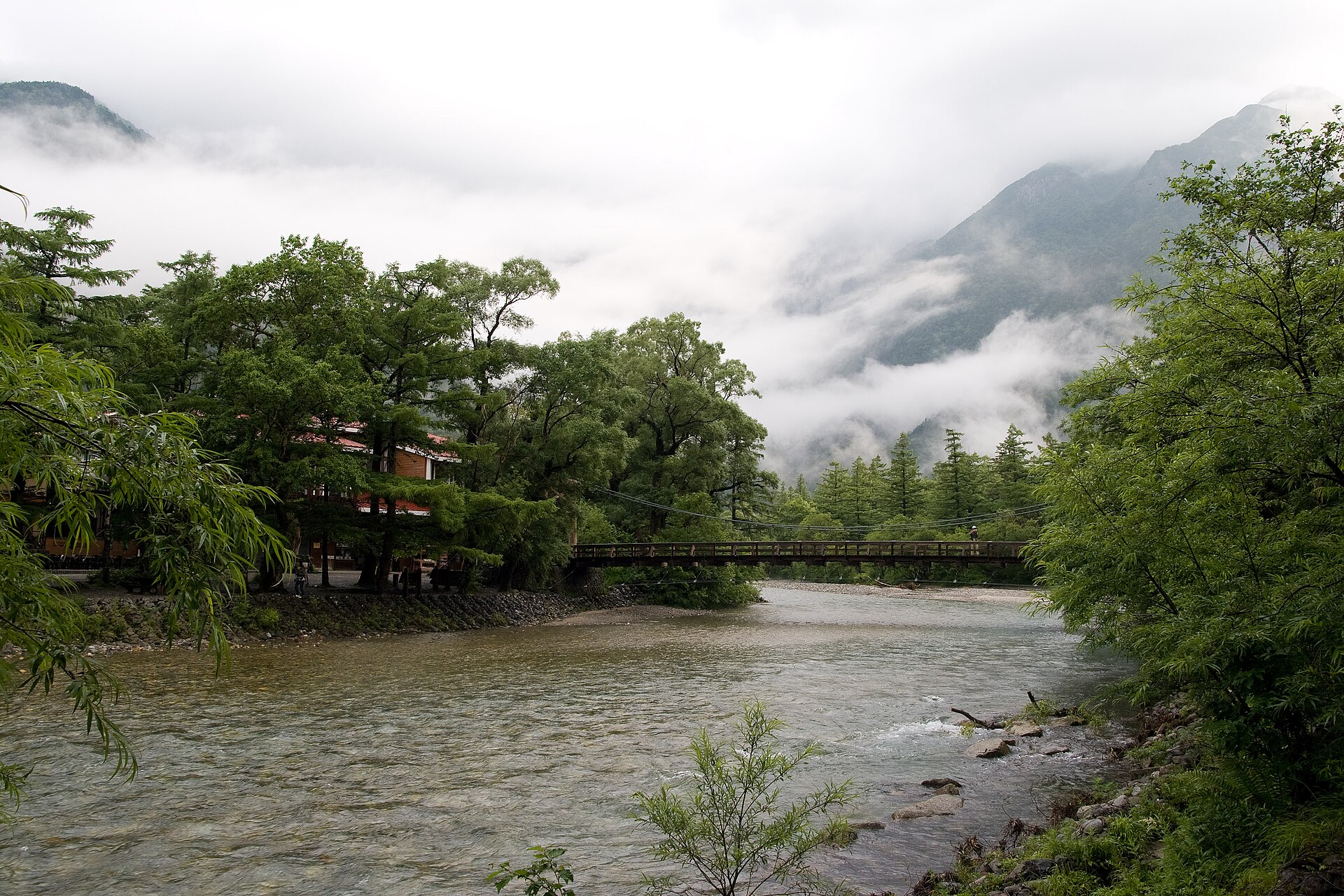 朝霧に包まれた梓川と吊橋