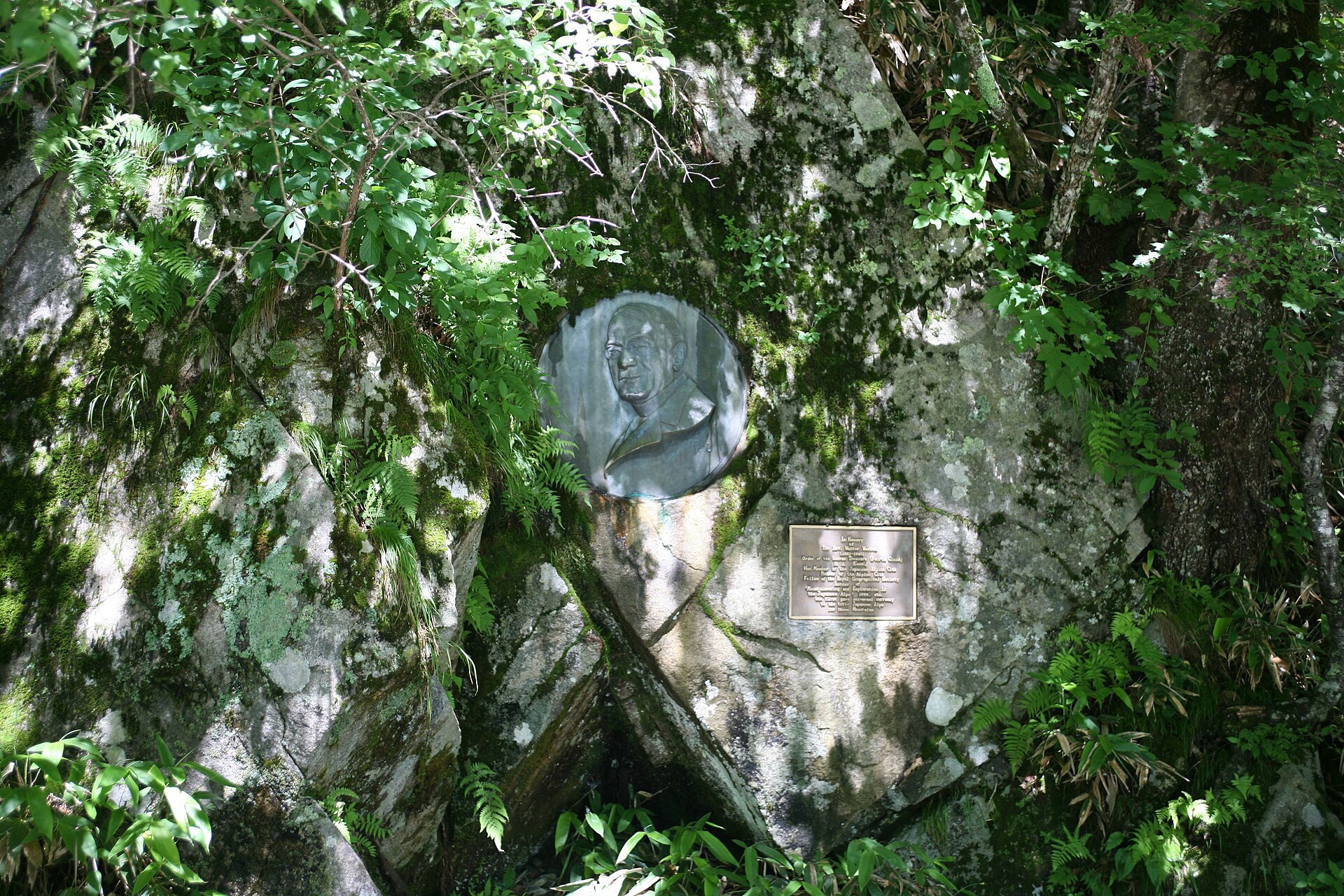 梓川右岸の岩壁にはめ込まれたウェストン碑のレリーフ