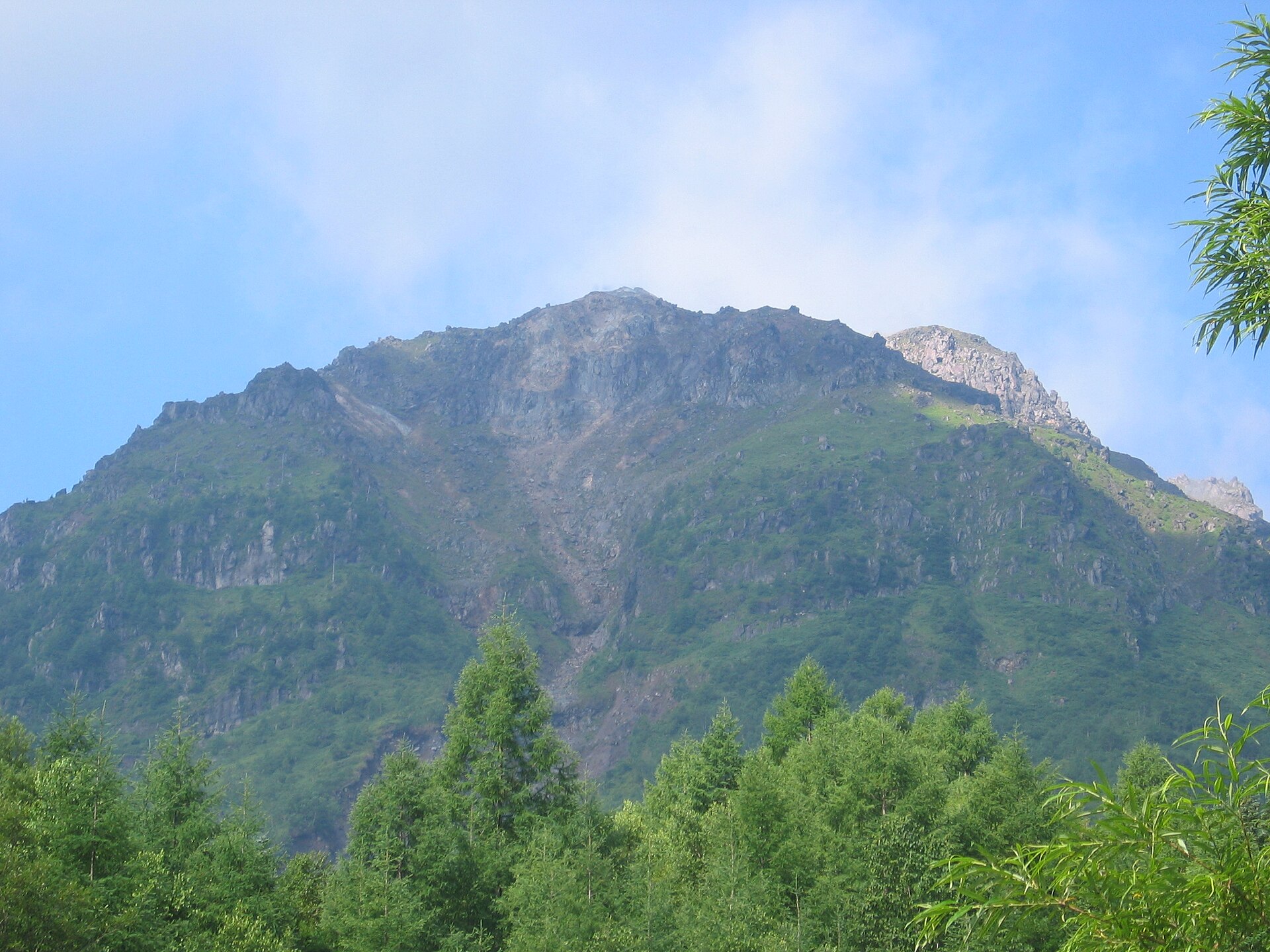 山頂から噴煙をたなびかせる焼岳