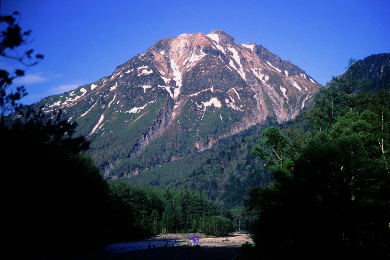 噴煙をたなびかせる焼岳の山容