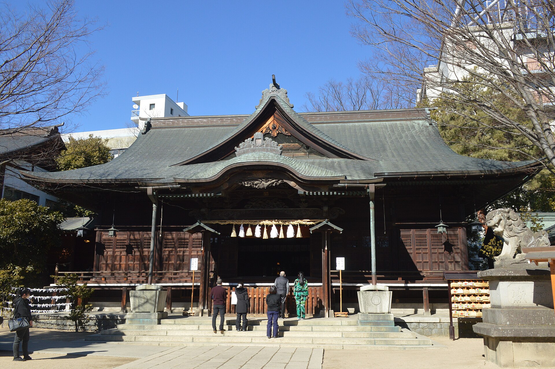 四柱神社の拝殿と大注連縄