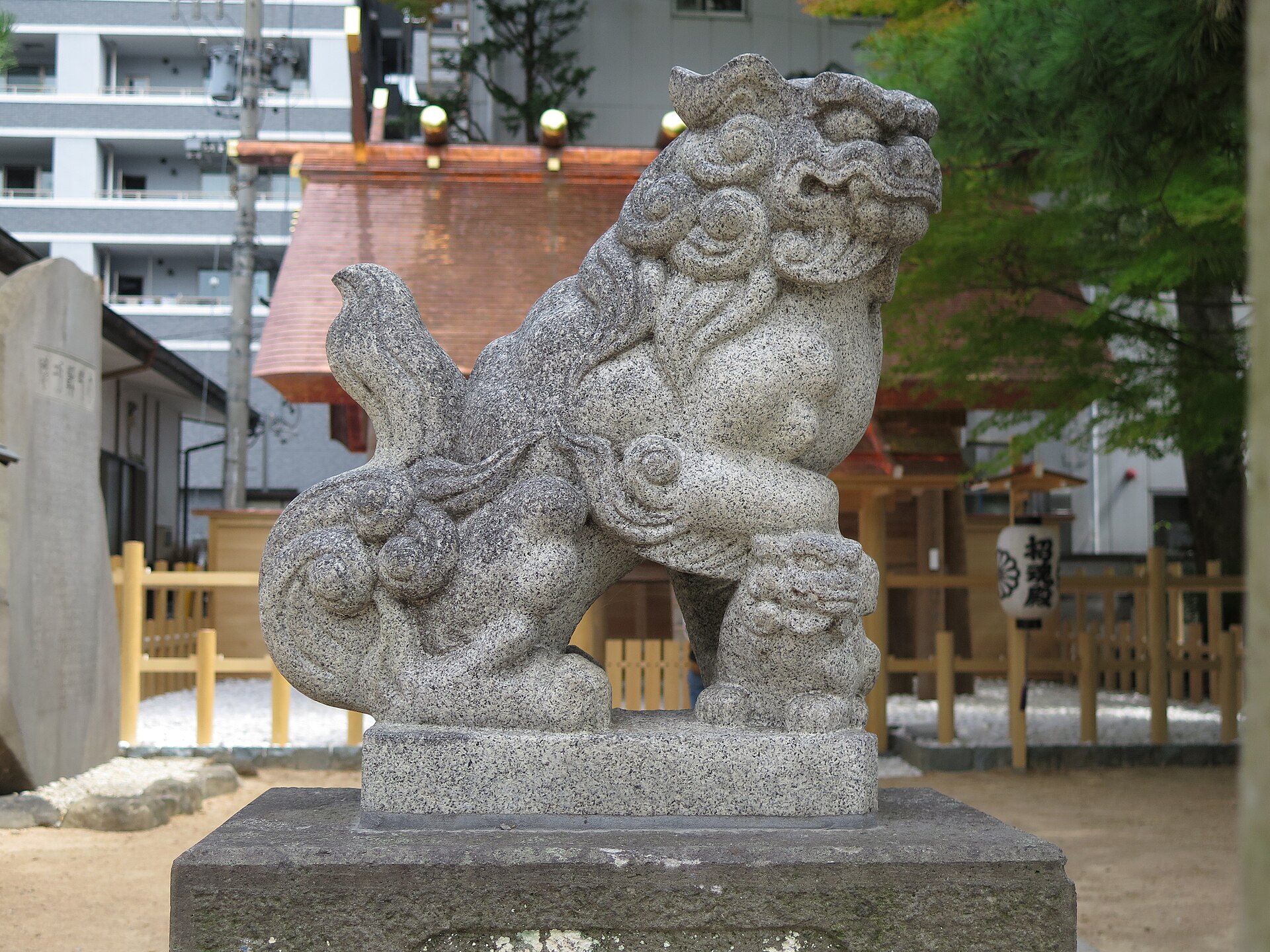 四柱神社の境内に据えられた狛犬