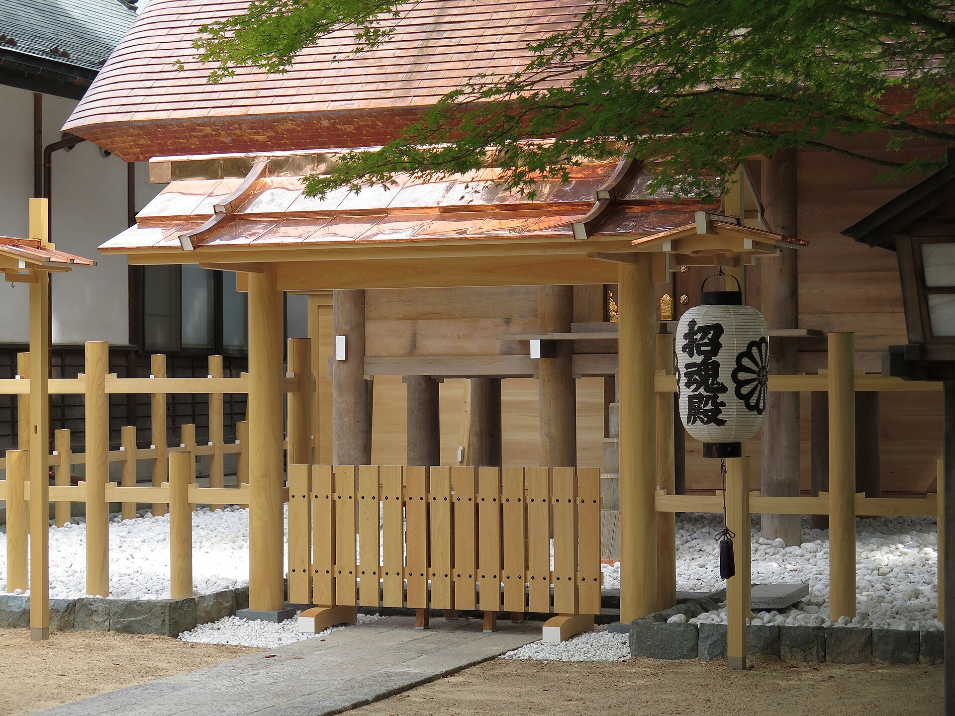 四柱神社の境内にある招魂殿と提灯