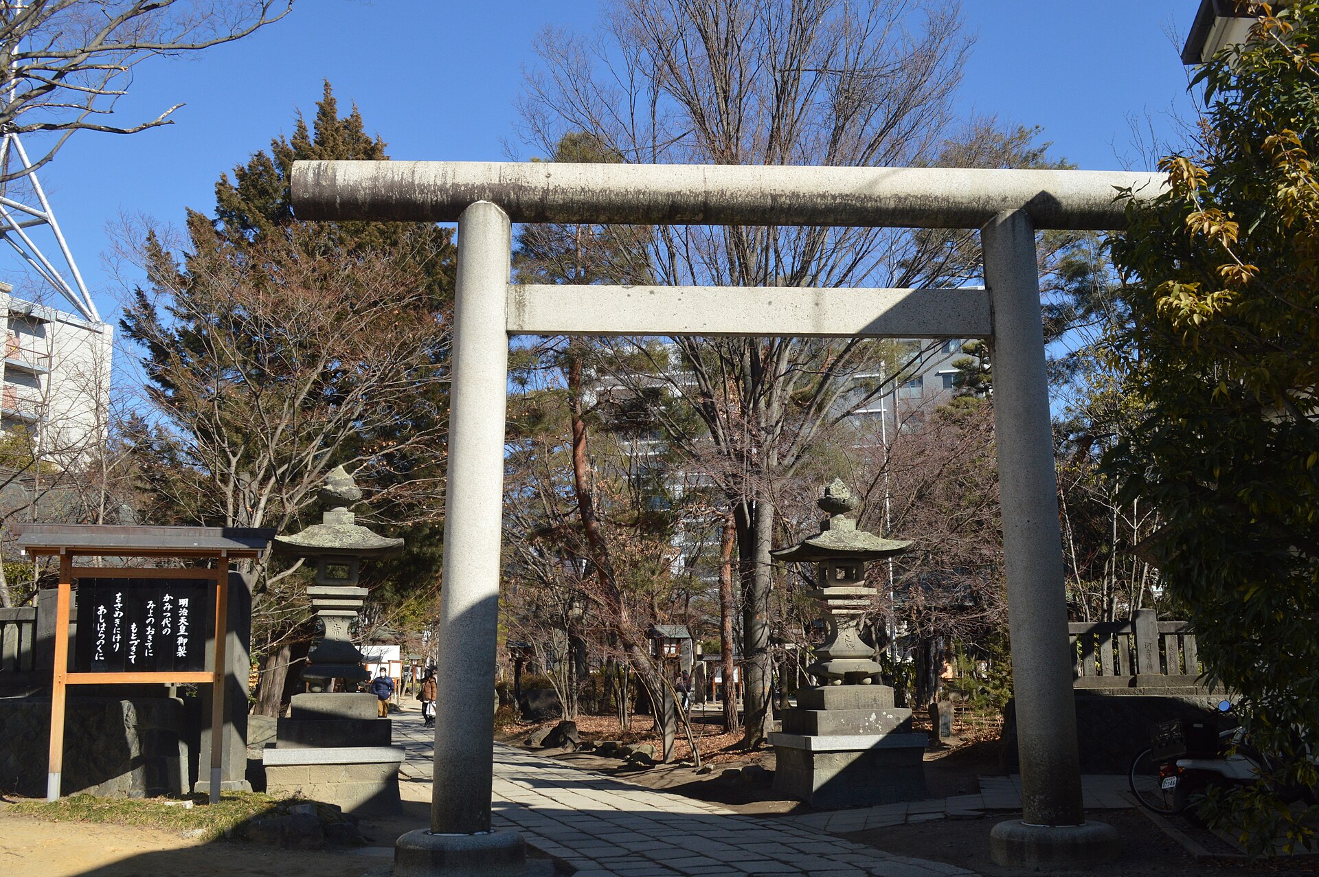 四柱神社の鳥居と社殿
