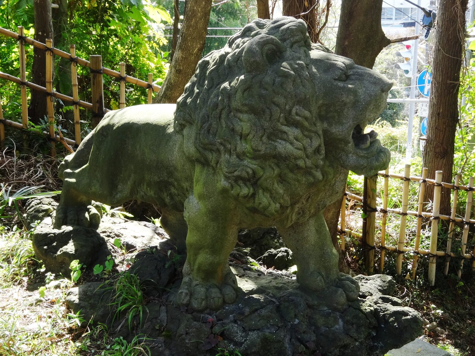 神峰神社里宮の獅子像