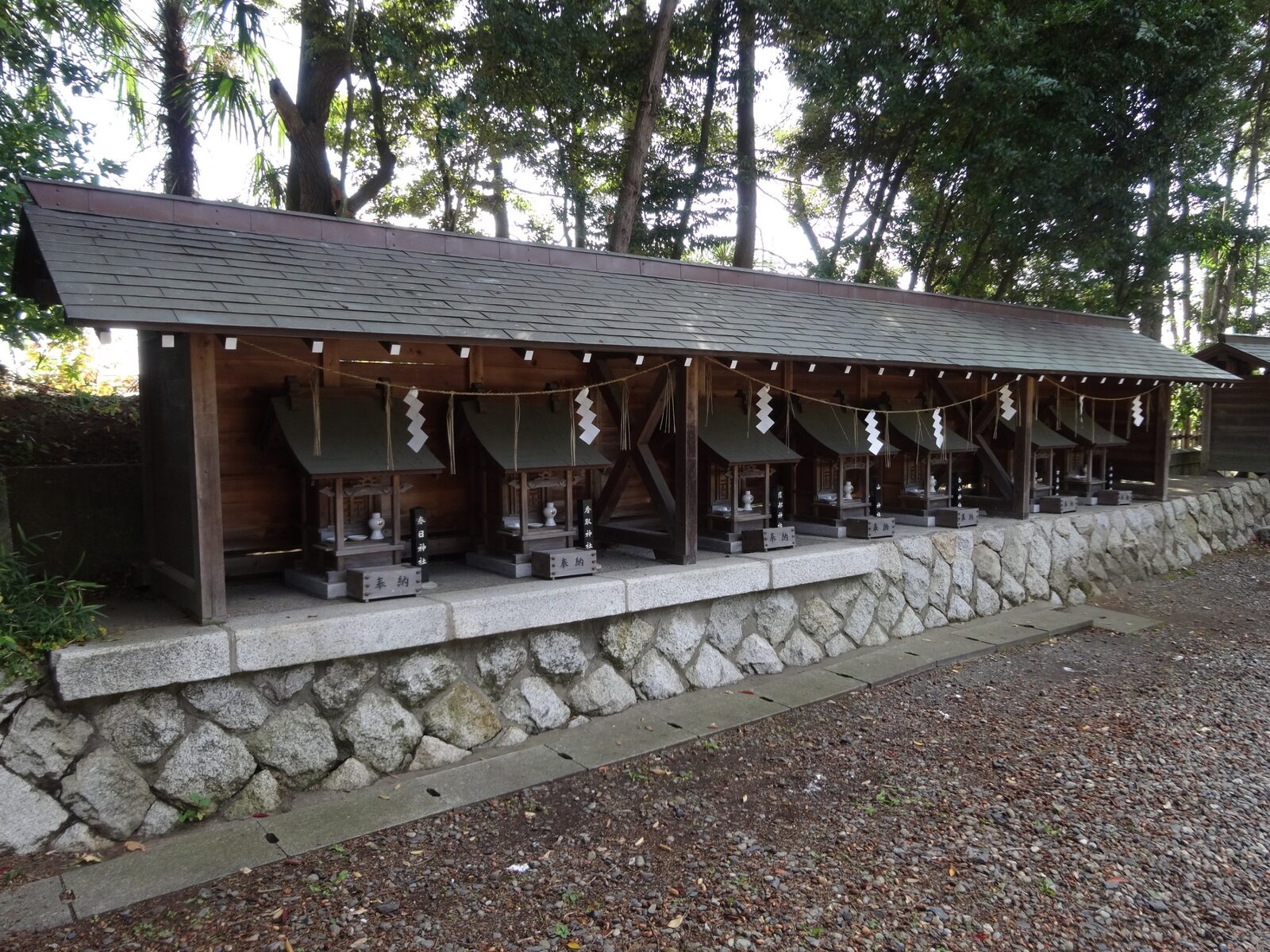 神峰神社里宮の境内に並ぶ末社