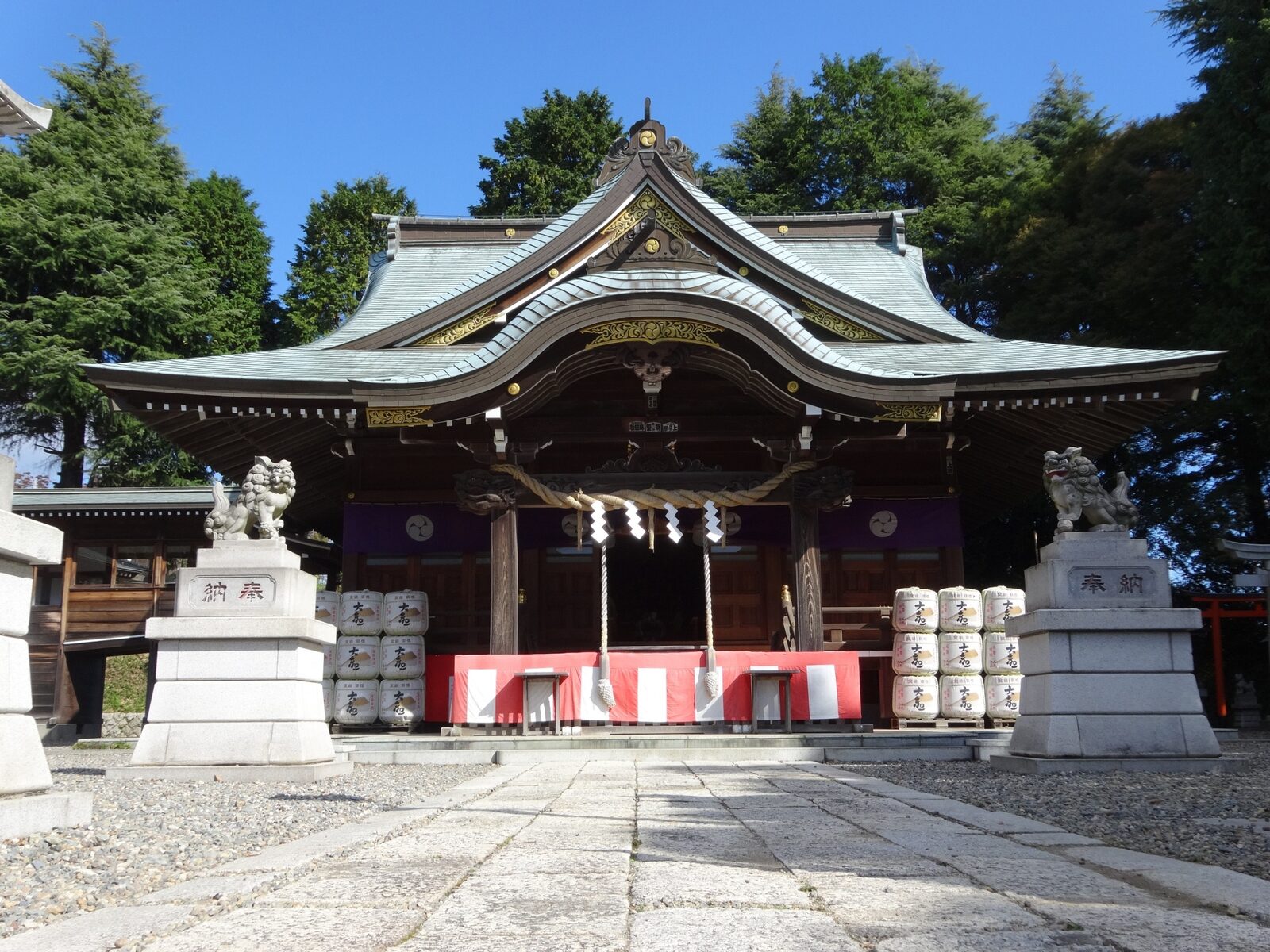 神峰神社里宮のエメラルドグリーンの屋根の社殿