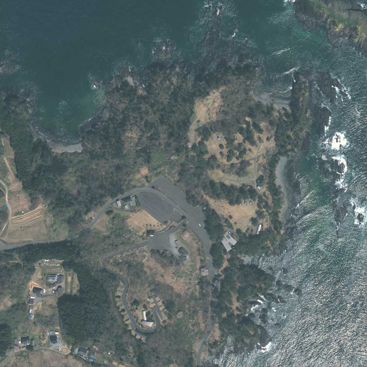 神割崎キャンプ場と松林に囲まれた岬の航空写真