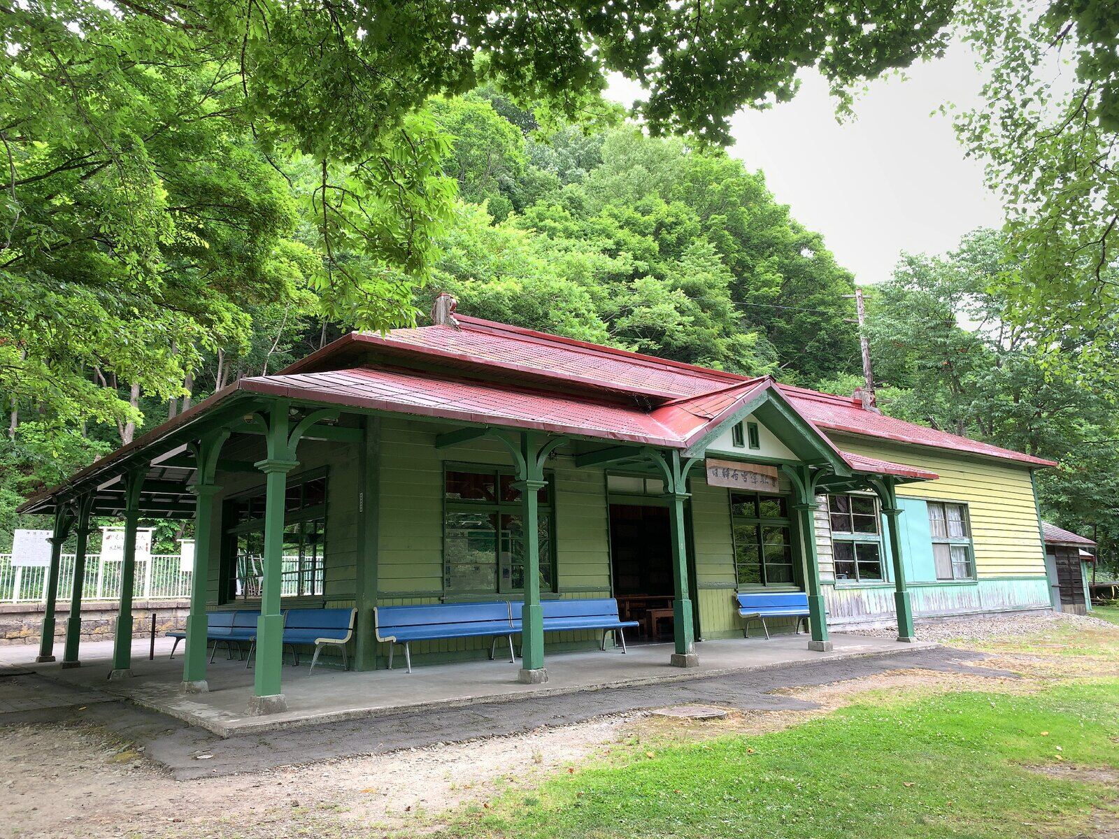緑に囲まれた旧神居古潭駅舎