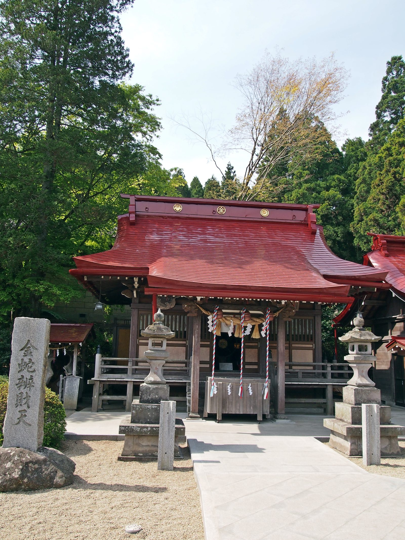 金蛇水神社境内の金蛇弁財天の社殿
