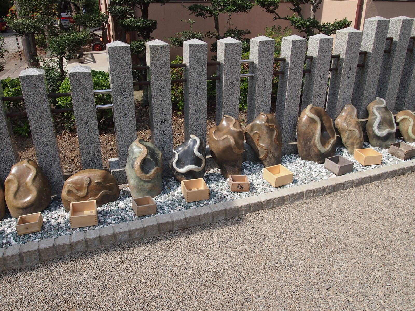 金蛇水神社に並ぶ蛇紋岩