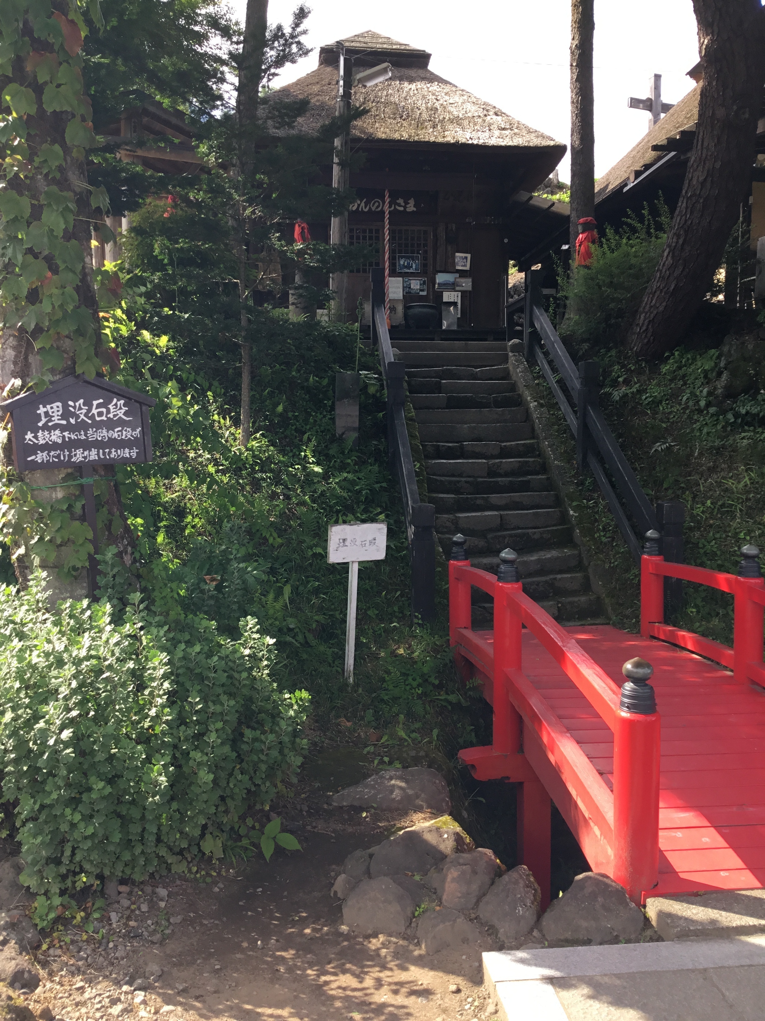 朝日に照らされる鎌原観音堂の石段