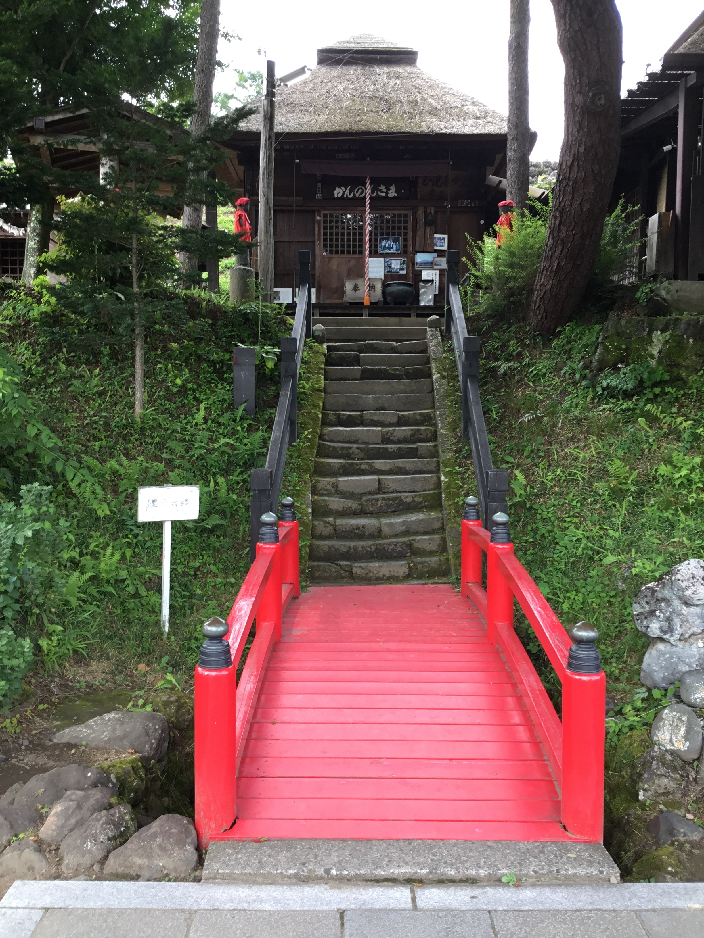 鎌原観音堂の赤い太鼓橋
