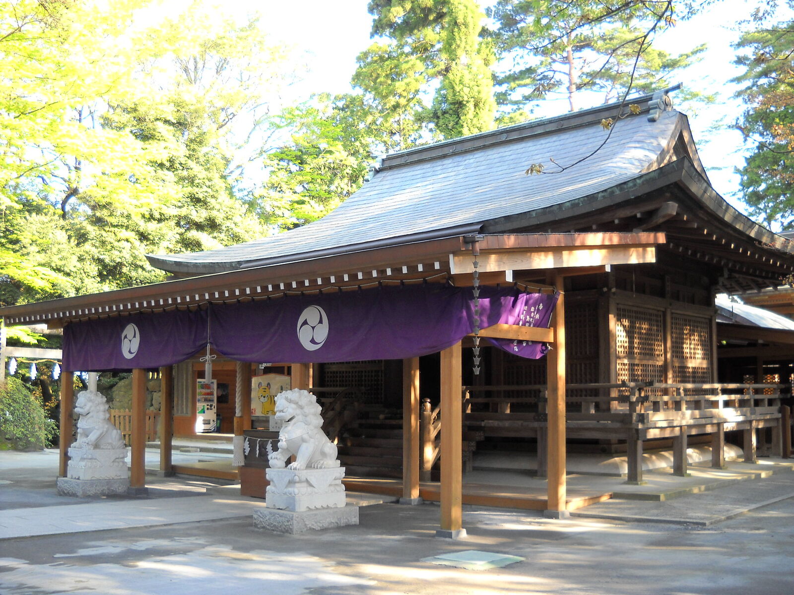 唐澤山神社の拝殿と狛犬