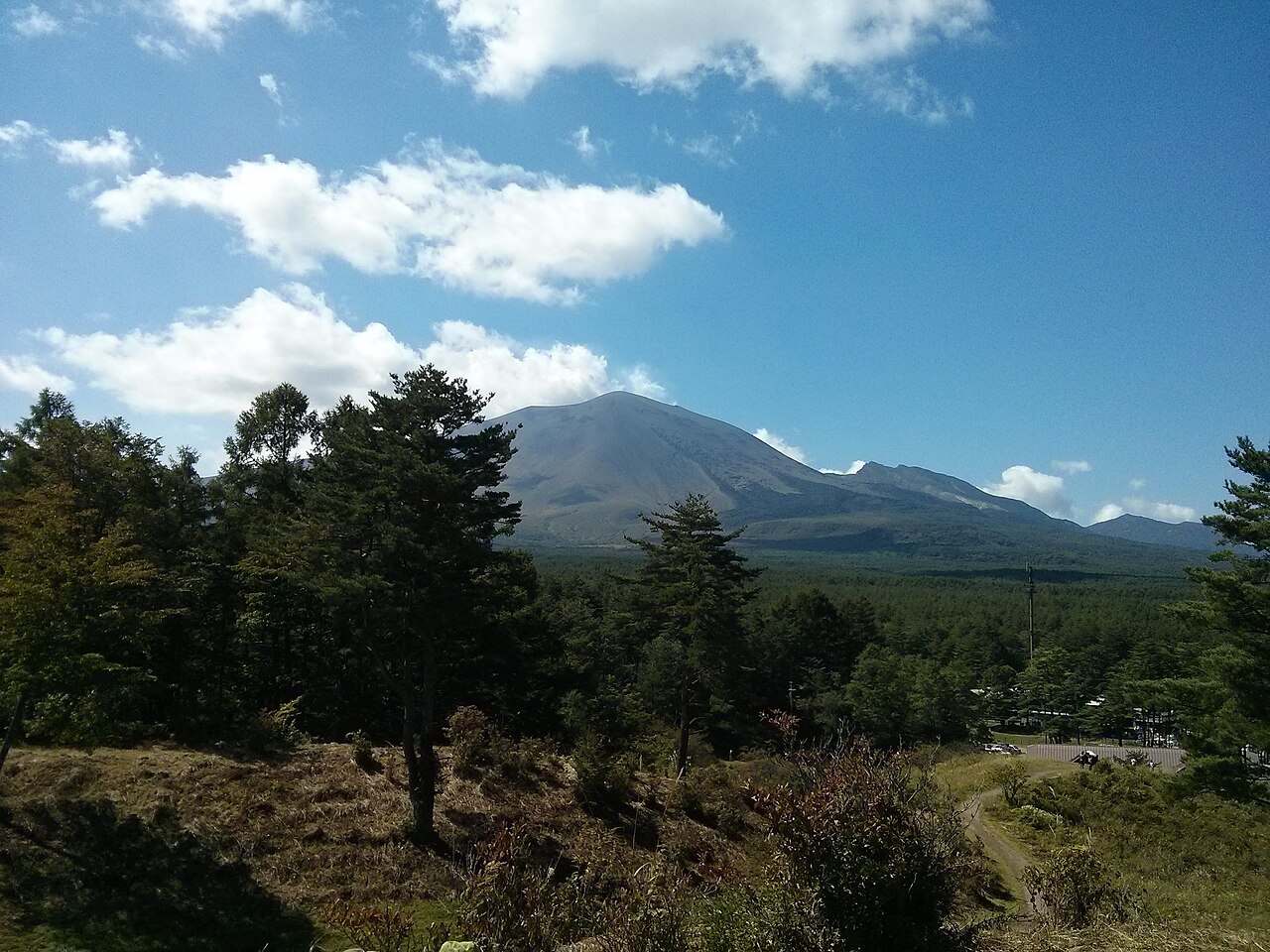 北軽井沢から望む、山肌をあらわにした浅間山と青空