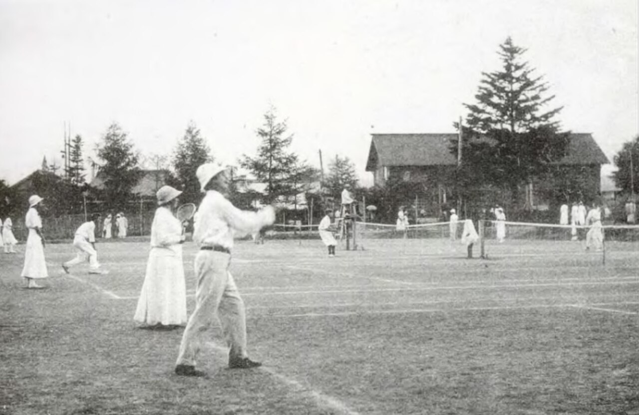 白い装いでラケットを振る往時の軽井沢のテニス風景