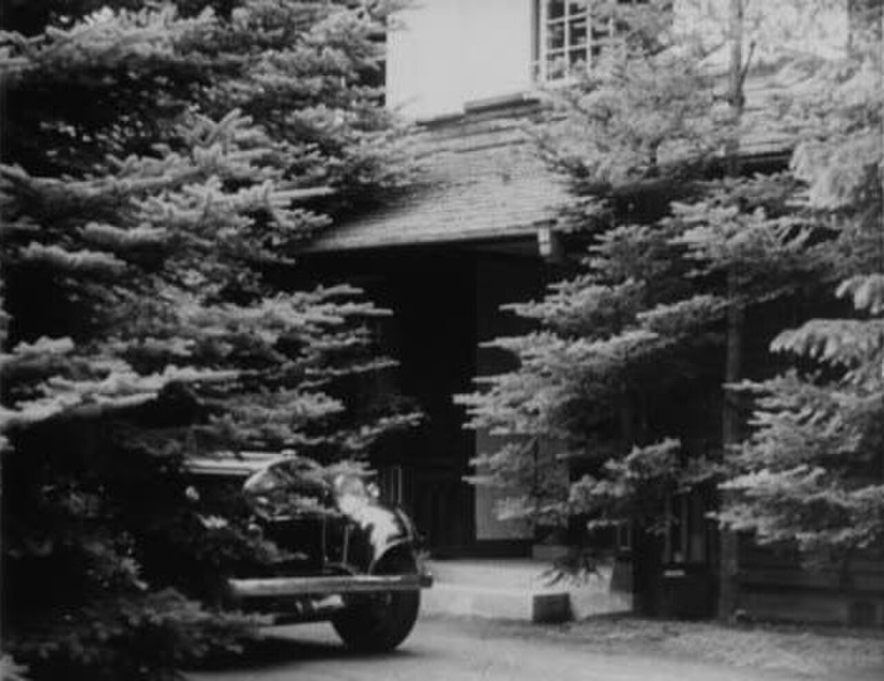 木立の中に建つ軽井沢の古い別荘と、その前に停まるクラシックカー