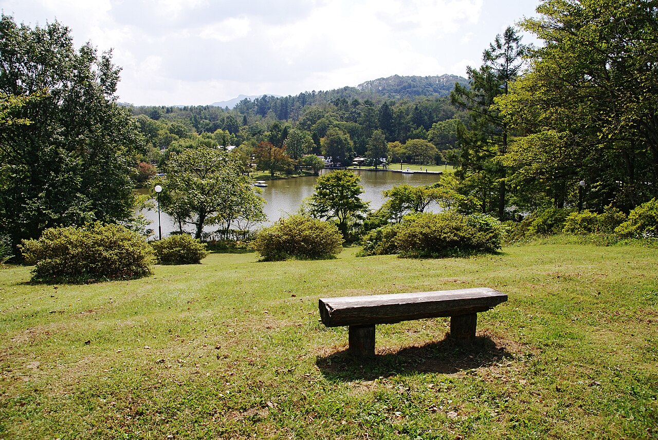 軽井沢タリアセンの塩沢湖と園内の緑