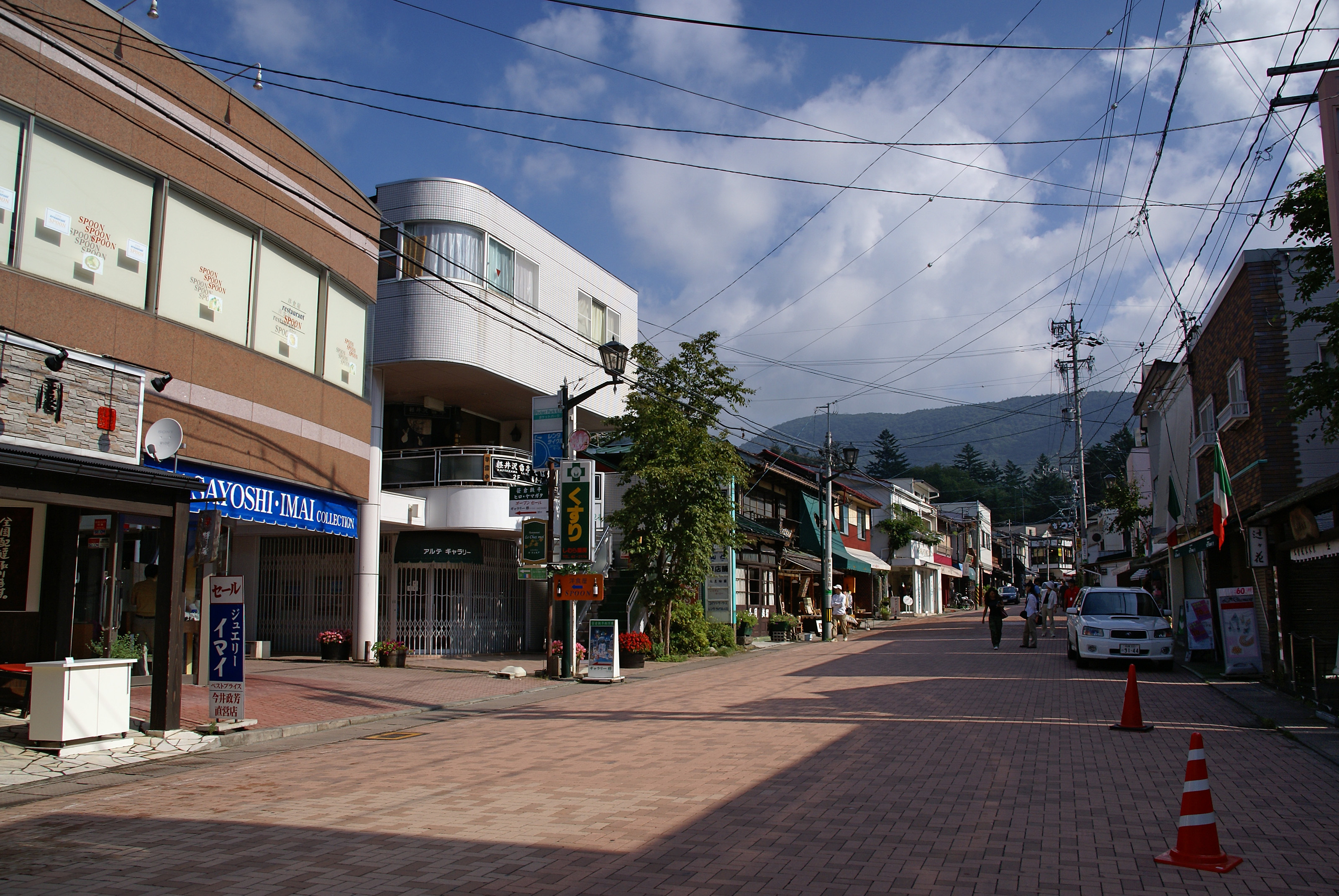 旧軽井沢の木立の中を走るレンタサイクル