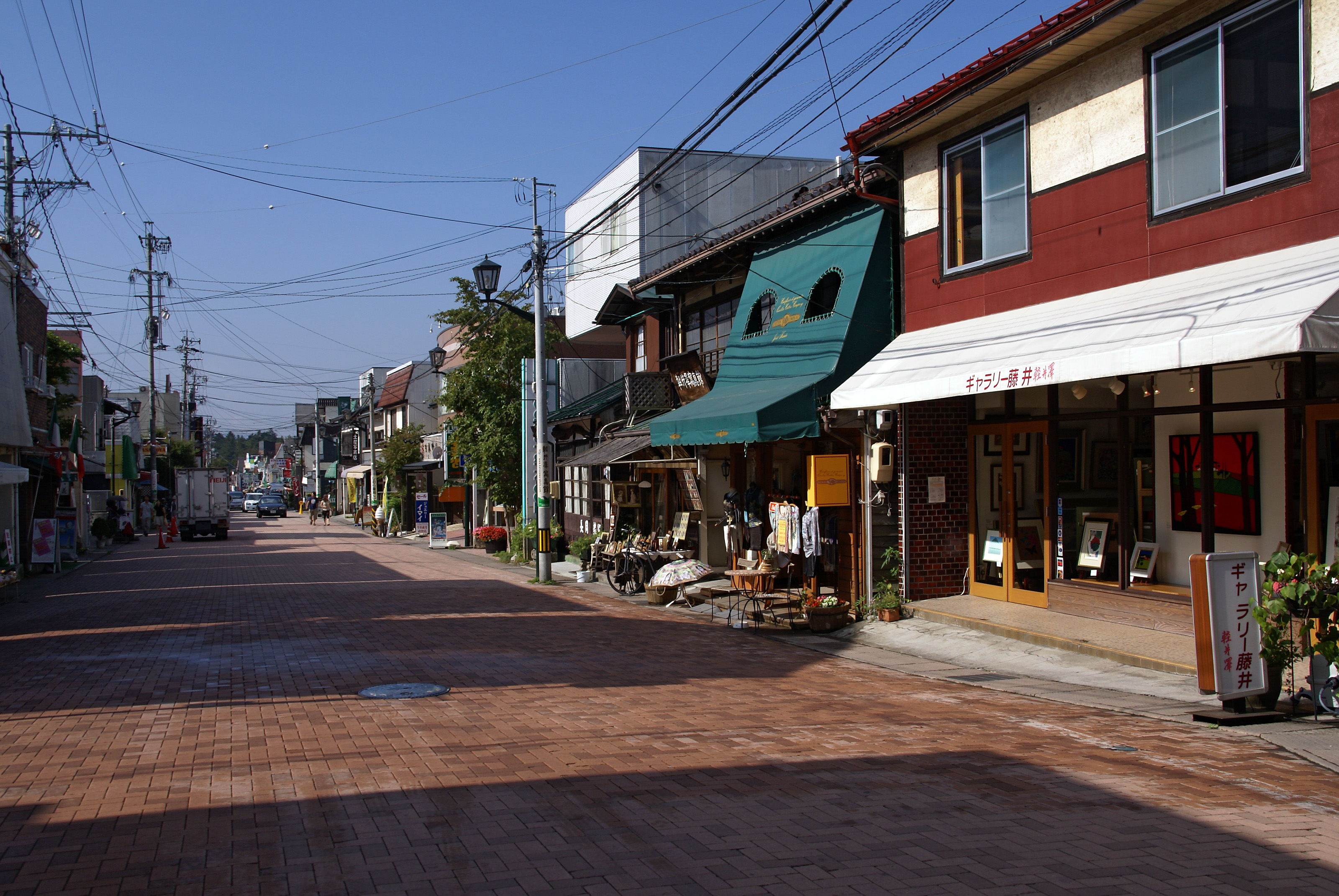 長野・旧軽井沢銀座の石畳の通りと軒を連ねる店