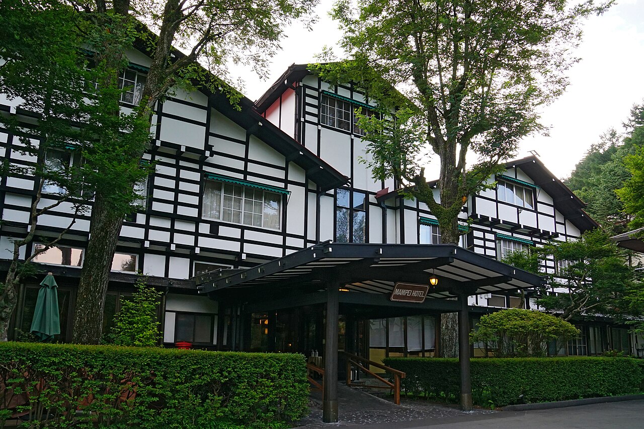 万平ホテルのカフェテラスとクラシックホテルの調度
