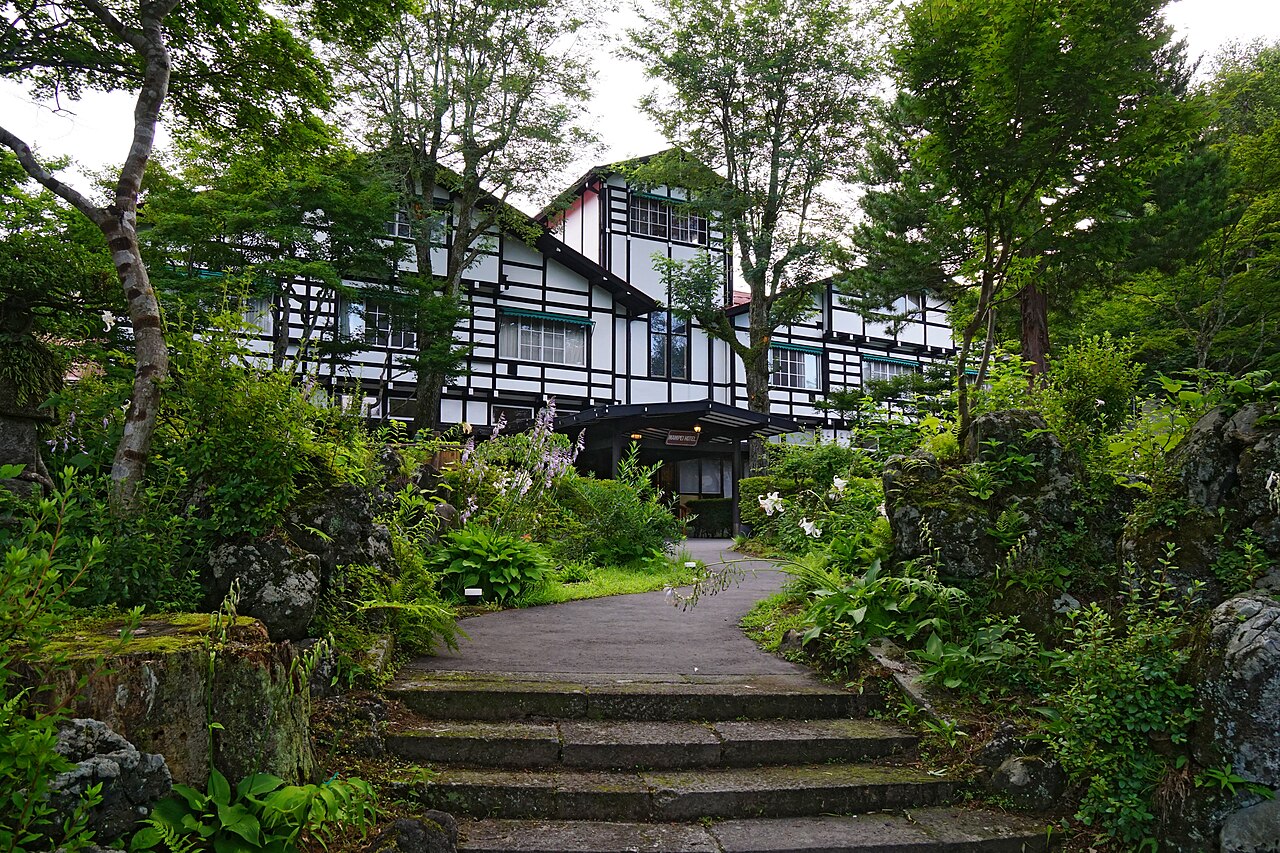 石段のアプローチと山野草の庭ごしに見る万平ホテルの建物