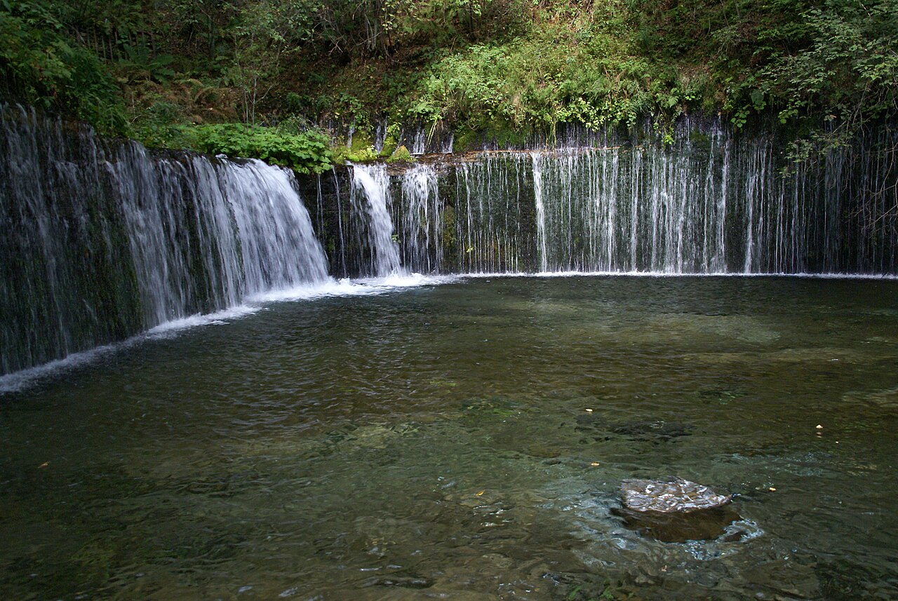 長野・軽井沢の白糸の滝、湾曲した岩壁から落ちる無数の白い糸