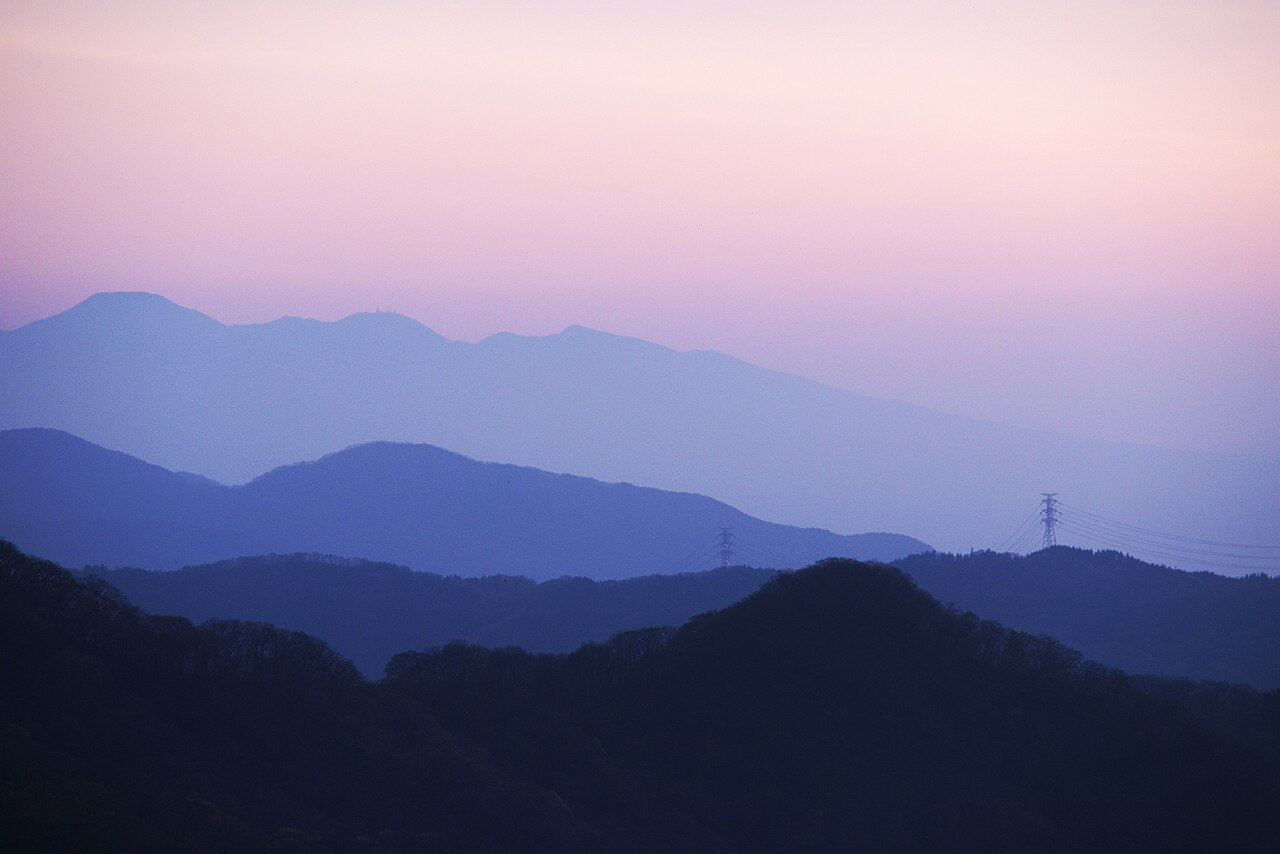 峠から望む薄暮の山並みのシルエット