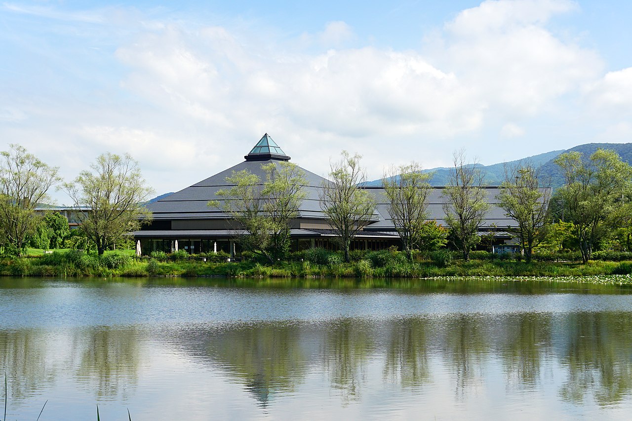 矢ケ崎公園の池と軽井沢大賀ホールの外観