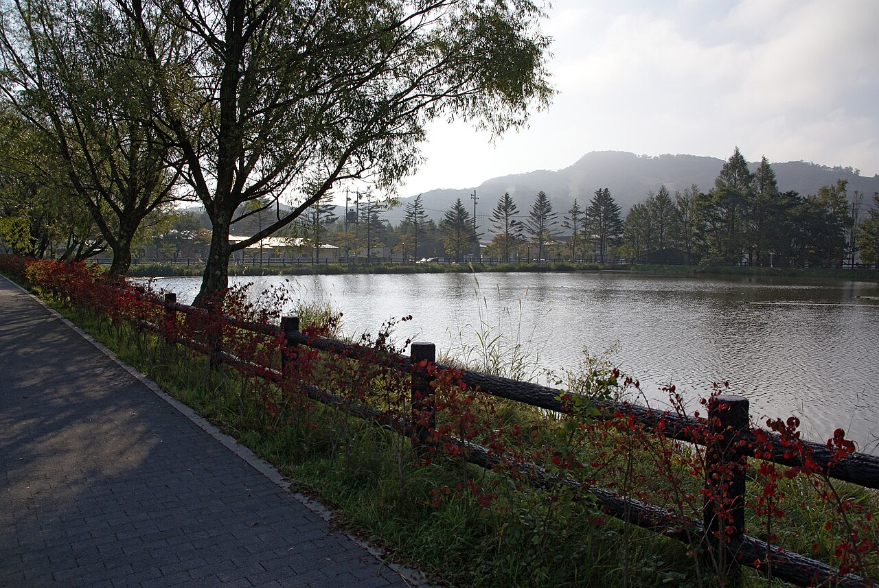 矢ケ崎公園の池畔の遊歩道と紅葉