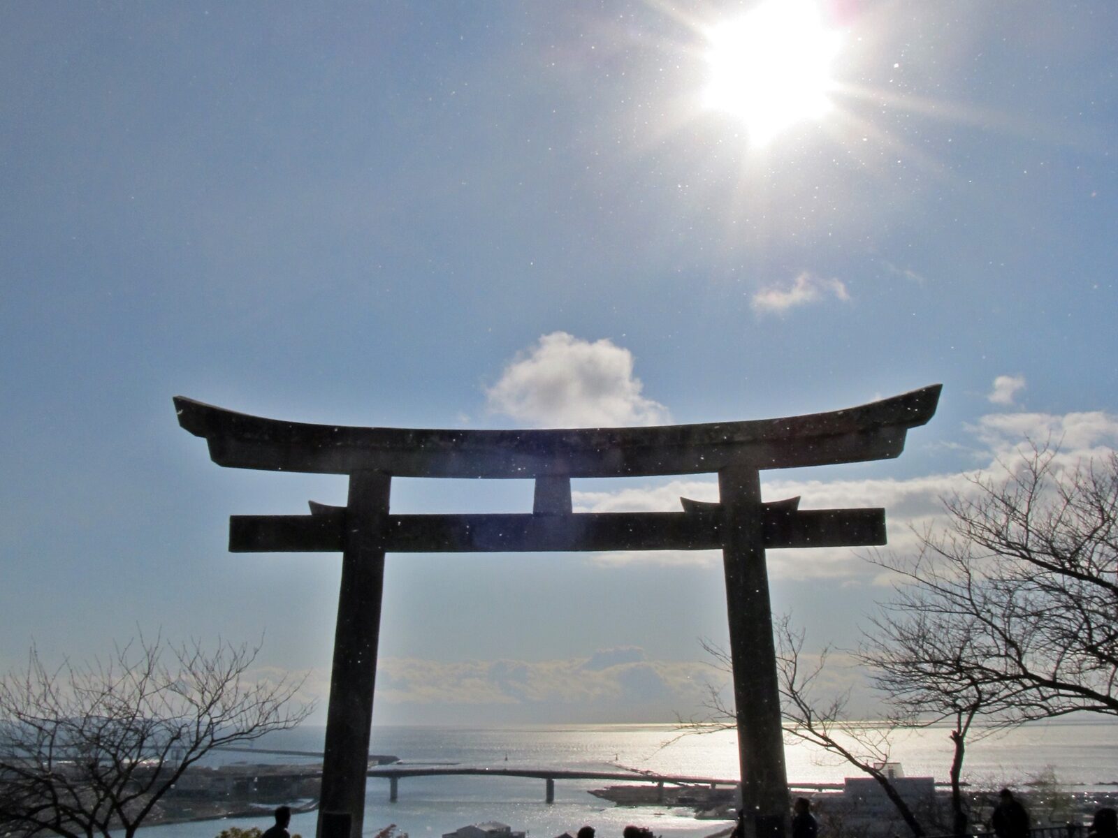 石巻・日和山山頂の鹿島御児神社、復興のシンボルとなった大鳥居
