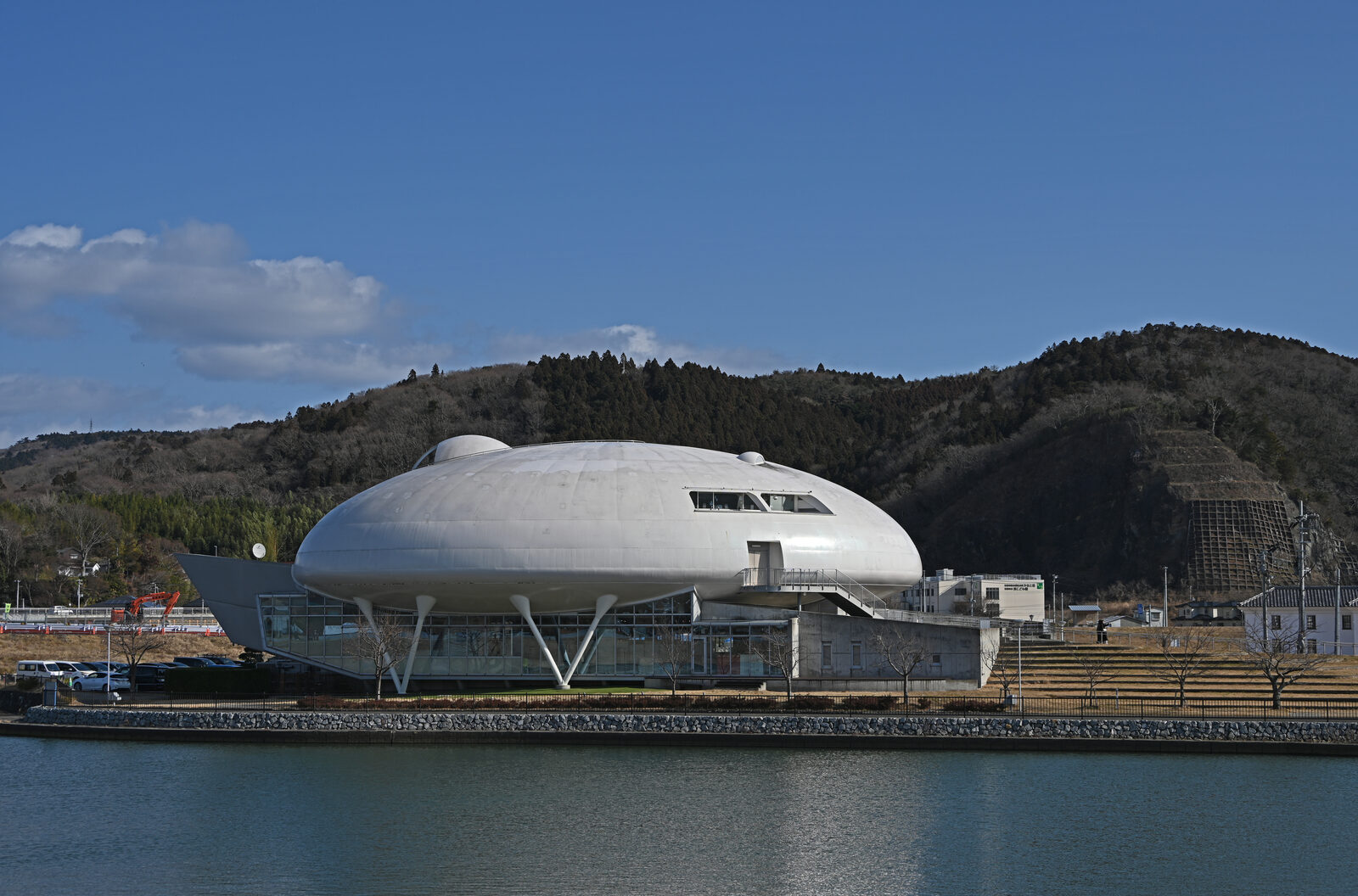 旧北上川沿いに立つ石ノ森萬画館の外観