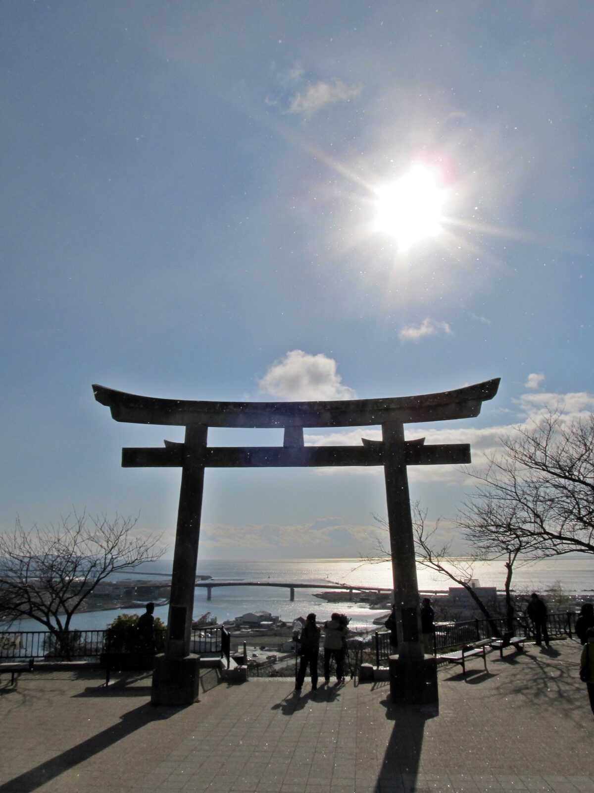 鹿島御児神社の大鳥居、震災を越えて再建された石巻復興のシンボル