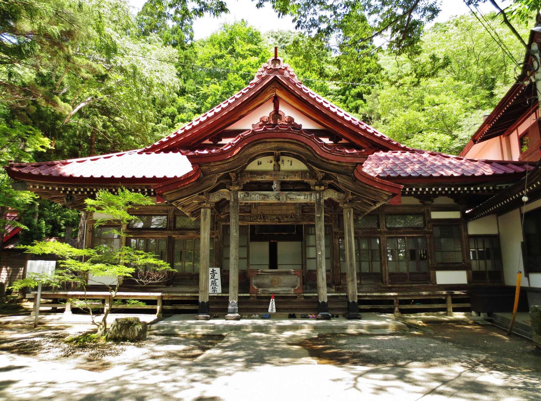 迦葉山弥勒寺の本堂