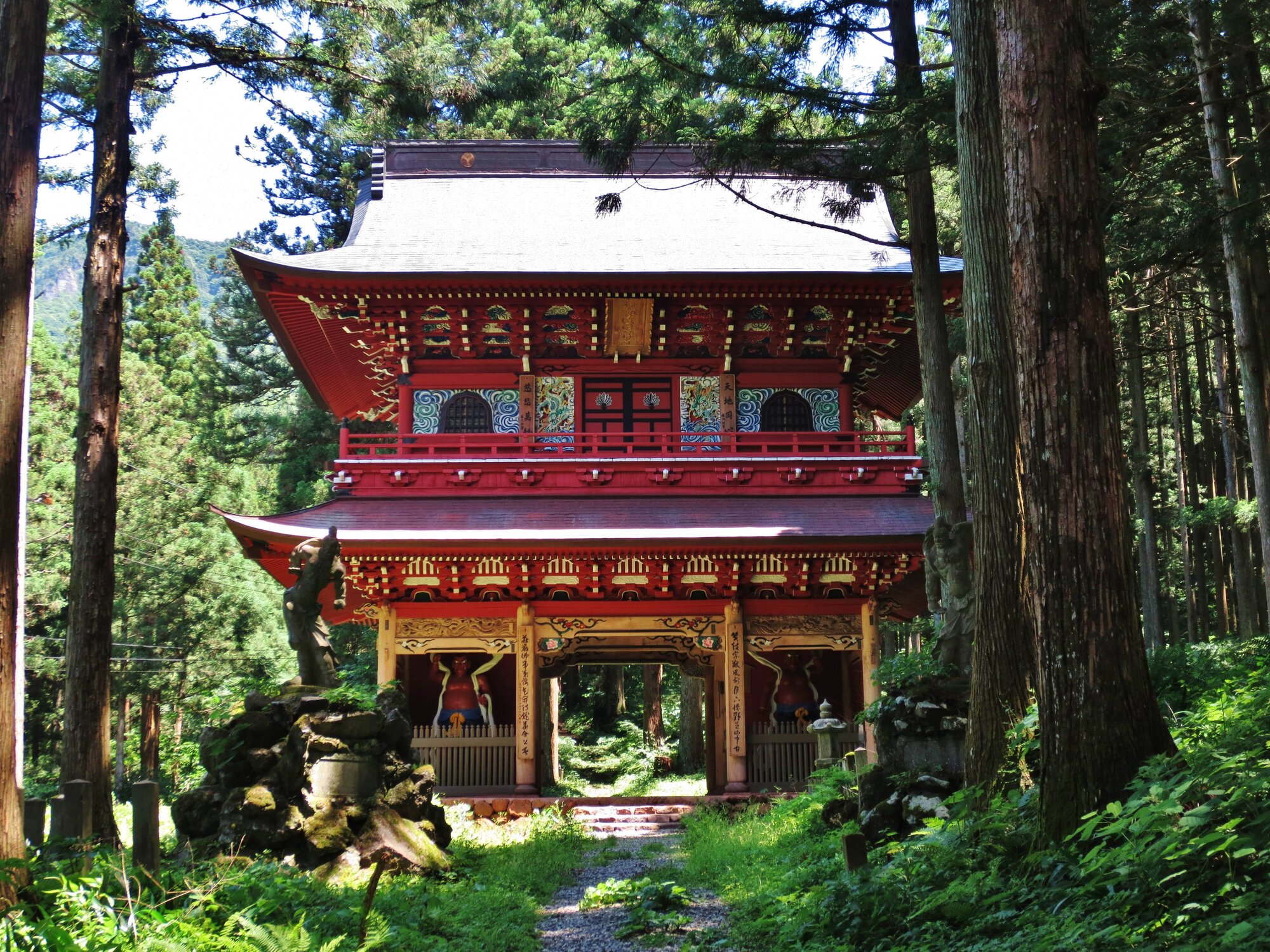 杉木立に囲まれた迦葉山龍華院弥勒寺の山門
