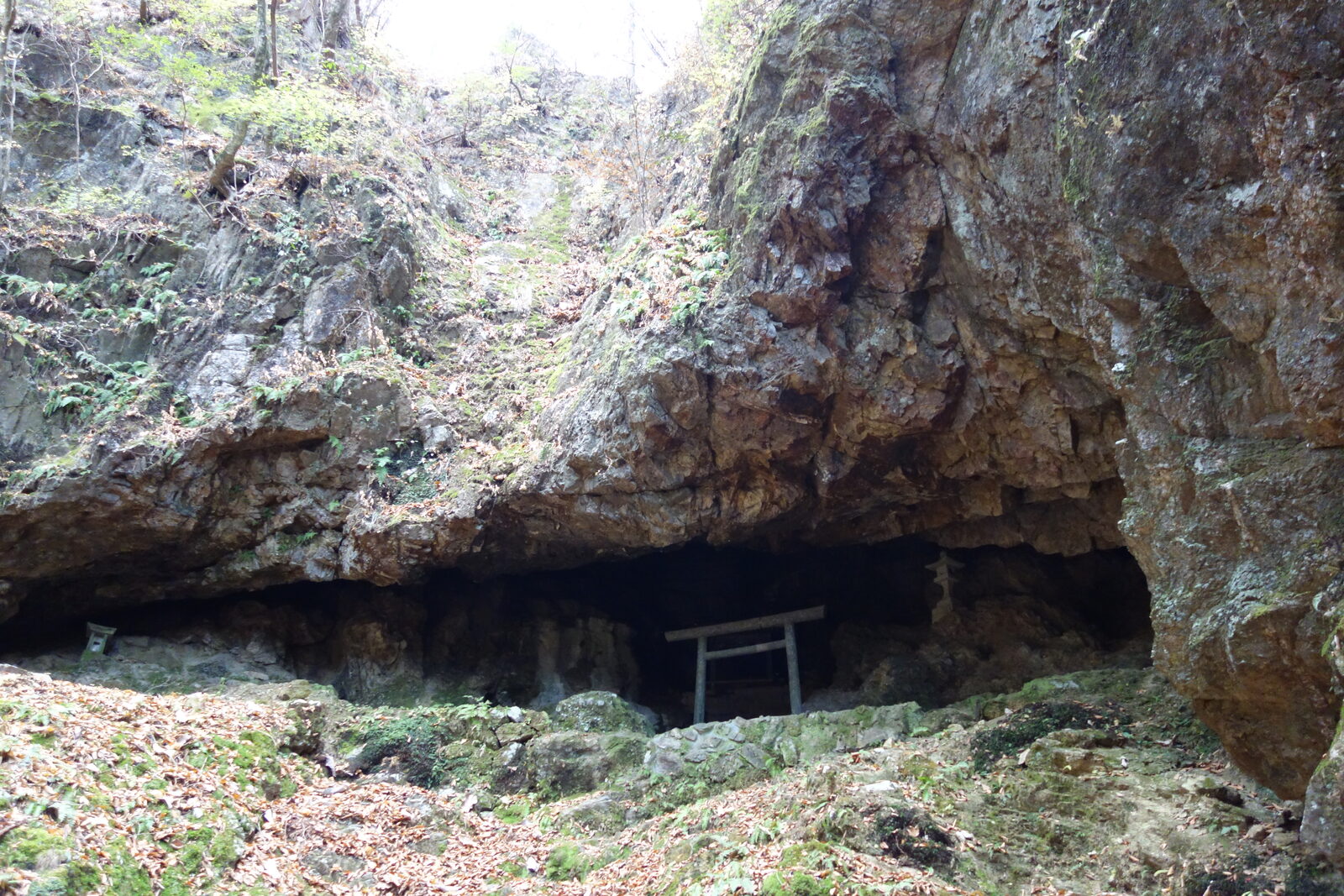 加蘇山神社の奥の宮、石裂岩の岩屋
