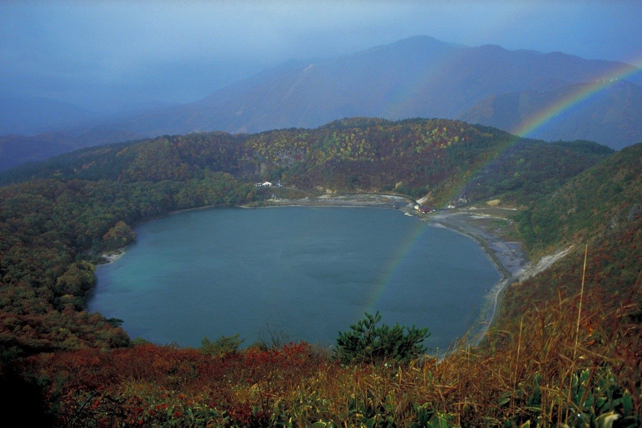 紅葉と虹がかかる潟沼の秋の景色