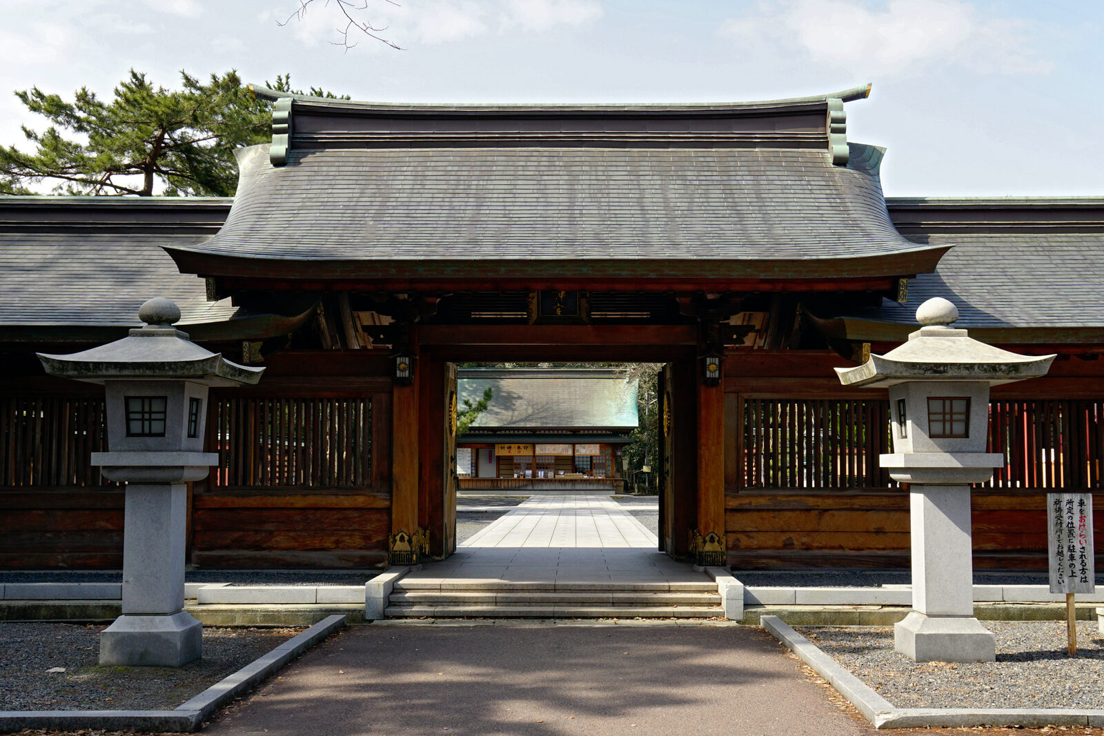 氣比神宮の社殿と境内
