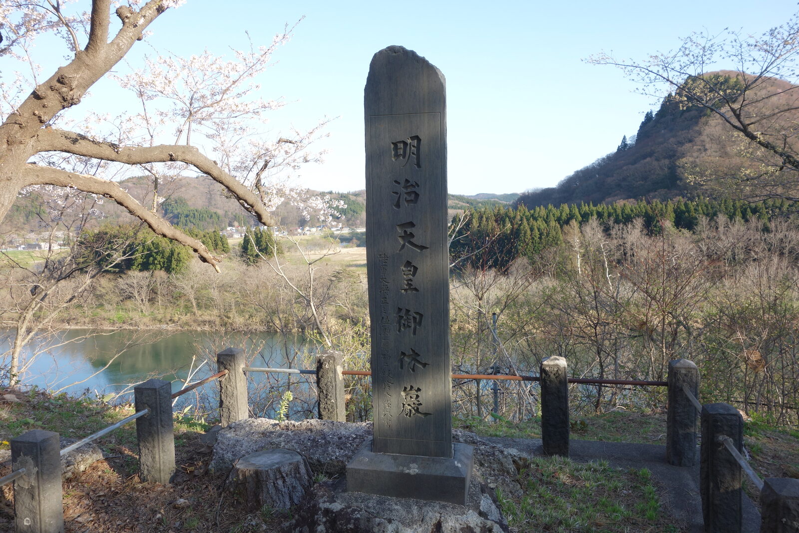 明治天皇が休息したと伝わるきみまち阪の岩
