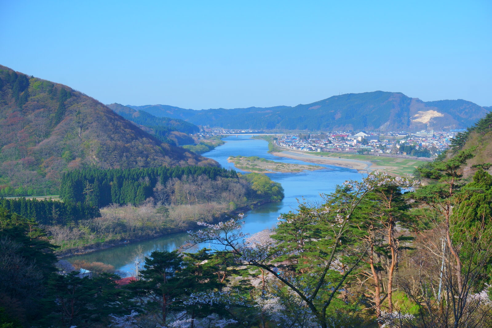 きみまち阪から見下ろす米代川と二ツ井町の風景