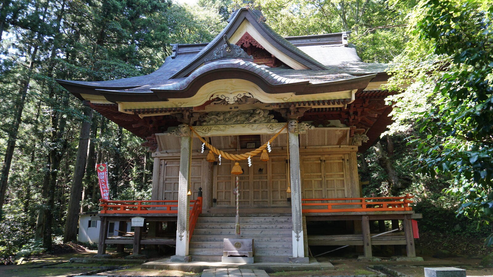 杉木立に包まれた金峰神社の境内